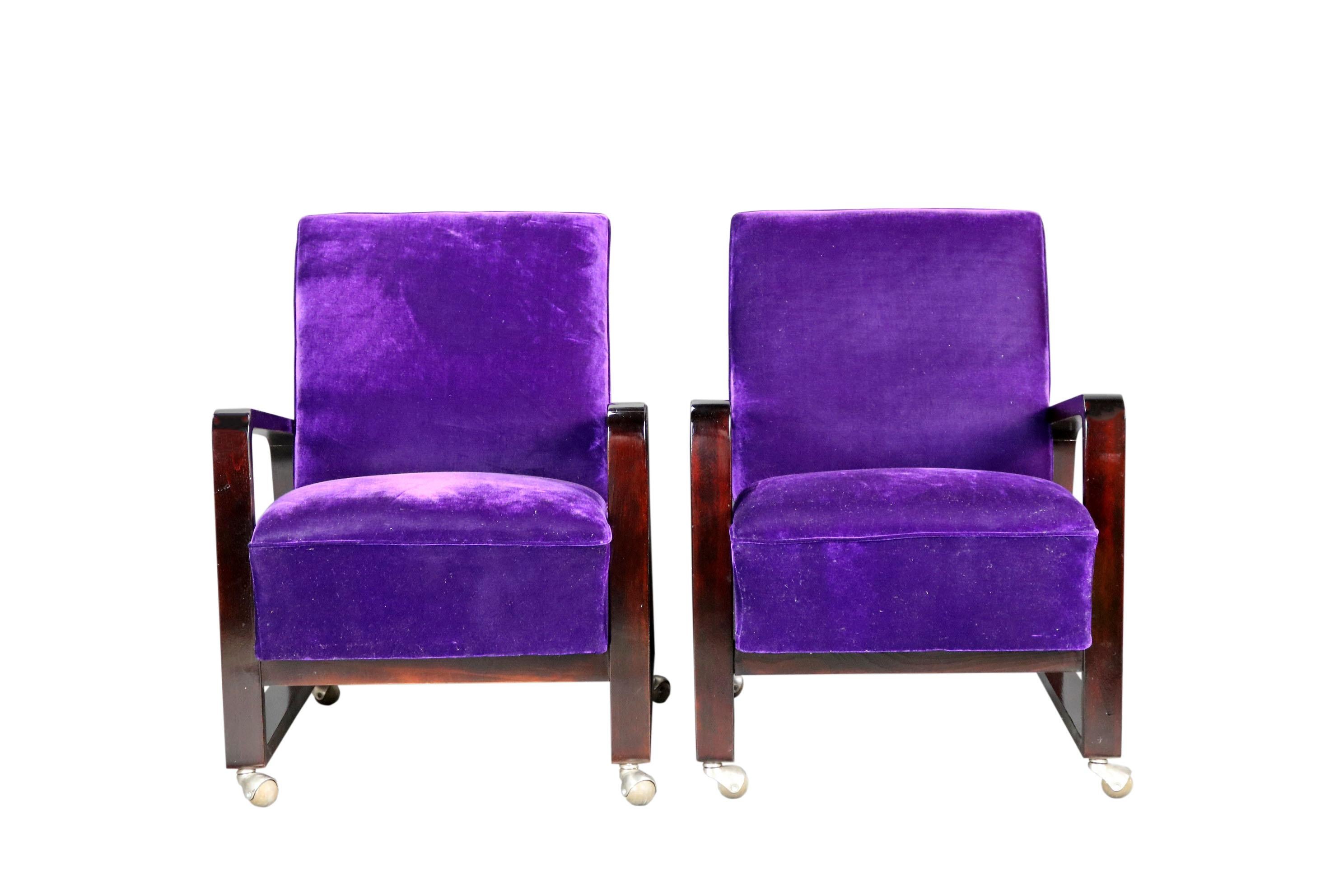 Un élégant ensemble de fauteuils Art déco. Les roulettes sont d'origine, le bois est restauré et la chaise a été retapissée. Il est doté d'une élégante sellerie violet foncé, qui s'intégrera dans n'importe quel intérieur luxueux.