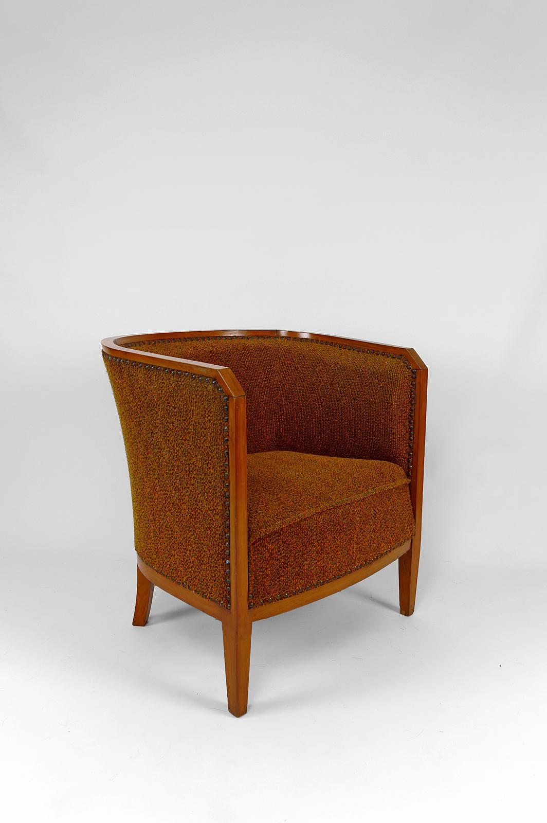 Art Deco armchair, France, circa 1925

Original “chenille”/thick velvet fabric.

Beech wood structure.
In good condition.

Dimensions:
height 74 cm
width 70 cm
depth 64 cm

Seat dimensions: height 40 cm, width 50 cm, depth 48 cm
