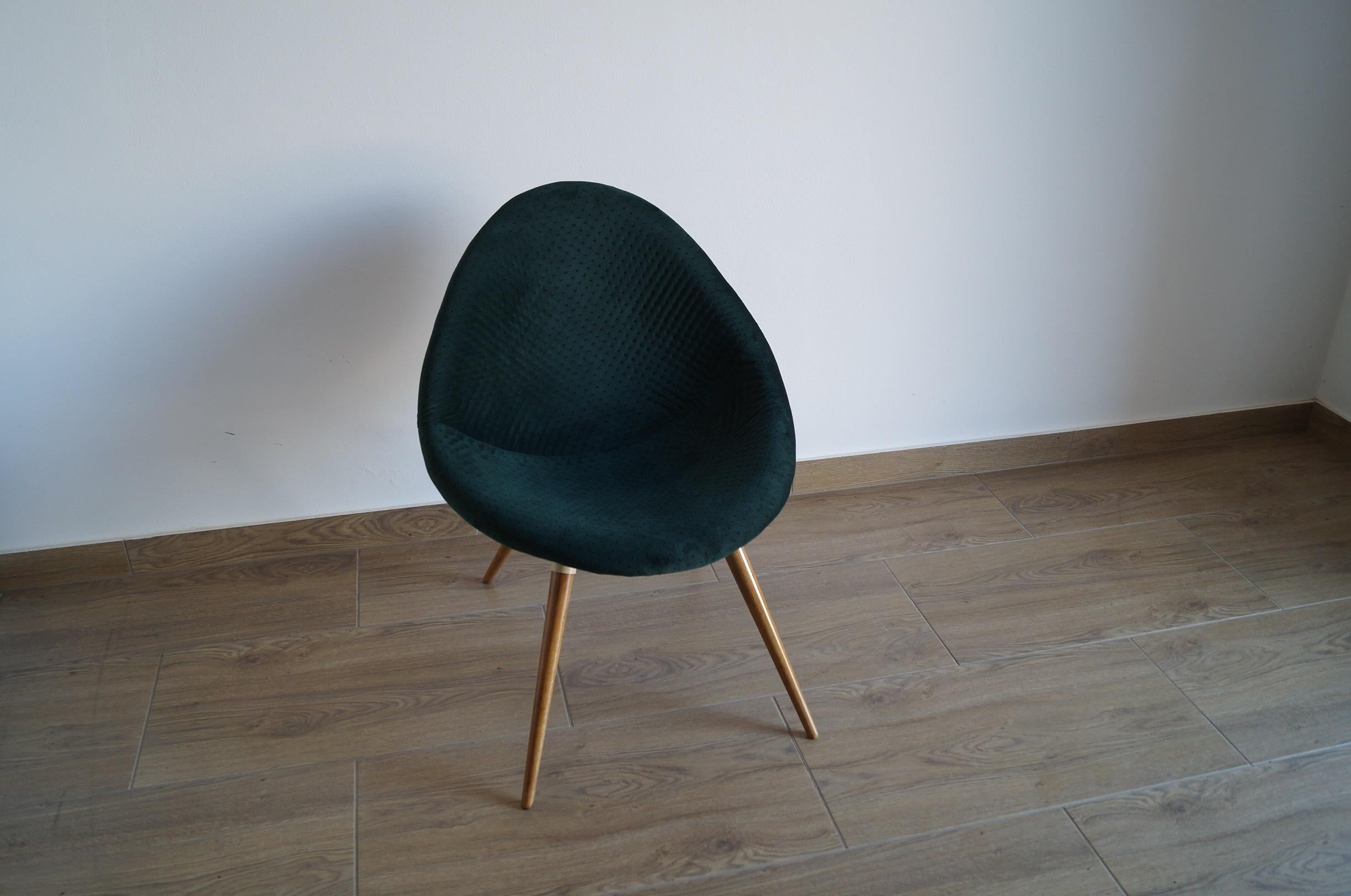 Art Deco Sessel Shell von 1950 Tschechische Republik.
Jedes Möbelstück, das unsere Werkstatt verlässt, wird von Anfang bis Ende einer manuellen Renovierung unterzogen, um den ursprünglichen Zustand von vor vielen Jahren wiederherzustellen (es wurde