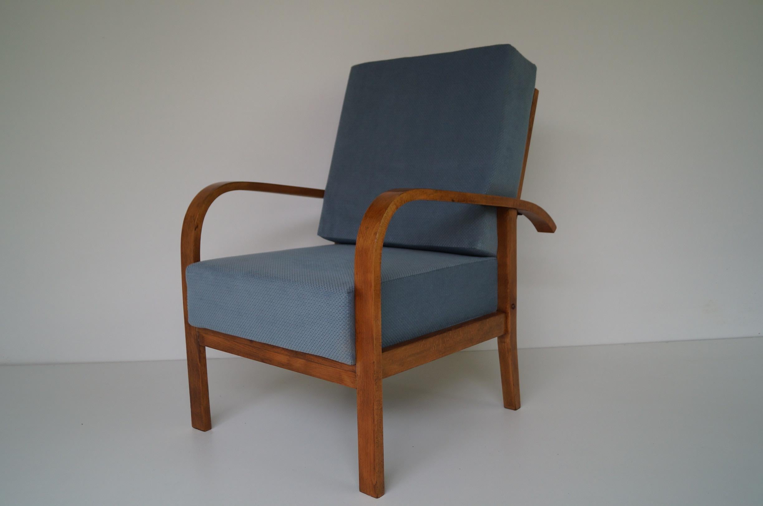Art Deco Sessel von 1950
Jedes Möbelstück, das unsere Werkstatt verlässt, wird von Anfang bis Ende einer manuellen Renovierung unterzogen, um den ursprünglichen Zustand von vor vielen Jahren wiederherzustellen (es wurde bis auf das blanke Furnier