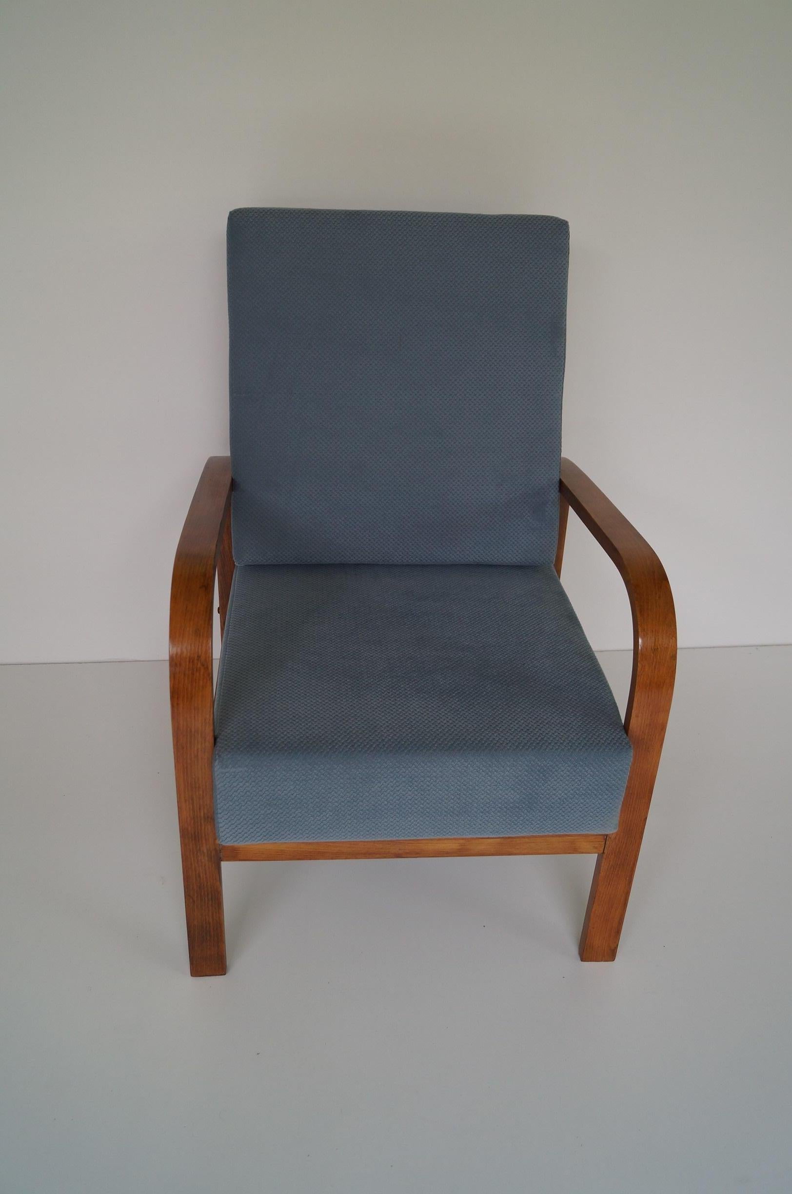 Art Deco Sessel von 1950 
Jedes Möbelstück, das unsere Werkstatt verlässt, wird von Anfang bis Ende einer manuellen Renovierung unterzogen, um den ursprünglichen Zustand von vor vielen Jahren wiederherzustellen (es wurde bis auf das blanke Furnier