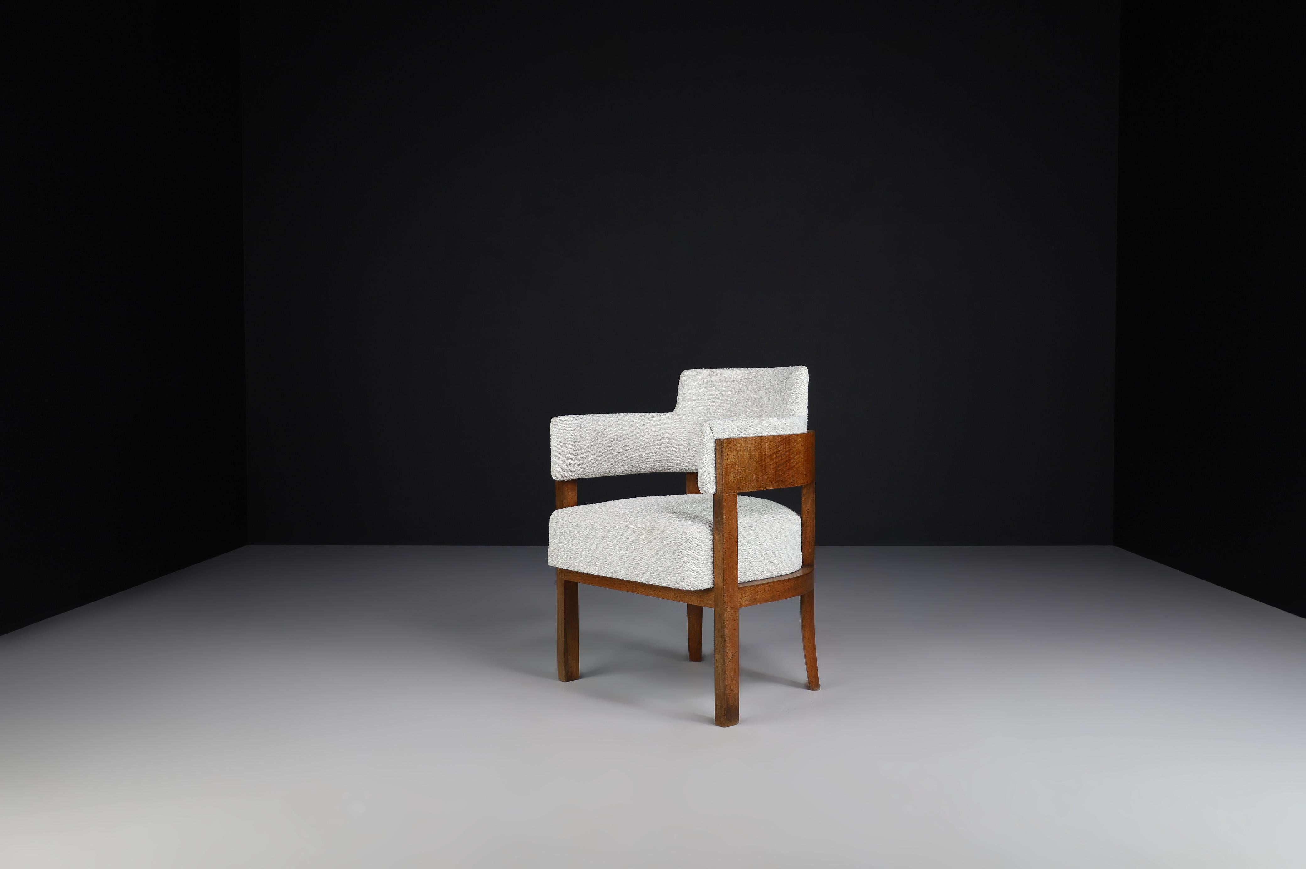 Poltrona Art Déco con tappezzeria Bouclé, noce, Praga, anni '30

Questa elegante poltrona Art Déco incarna la raffinatezza del design praghese degli anni Trenta. Con le sue linee geometriche pulite, le proporzioni sapientemente bilanciate e i