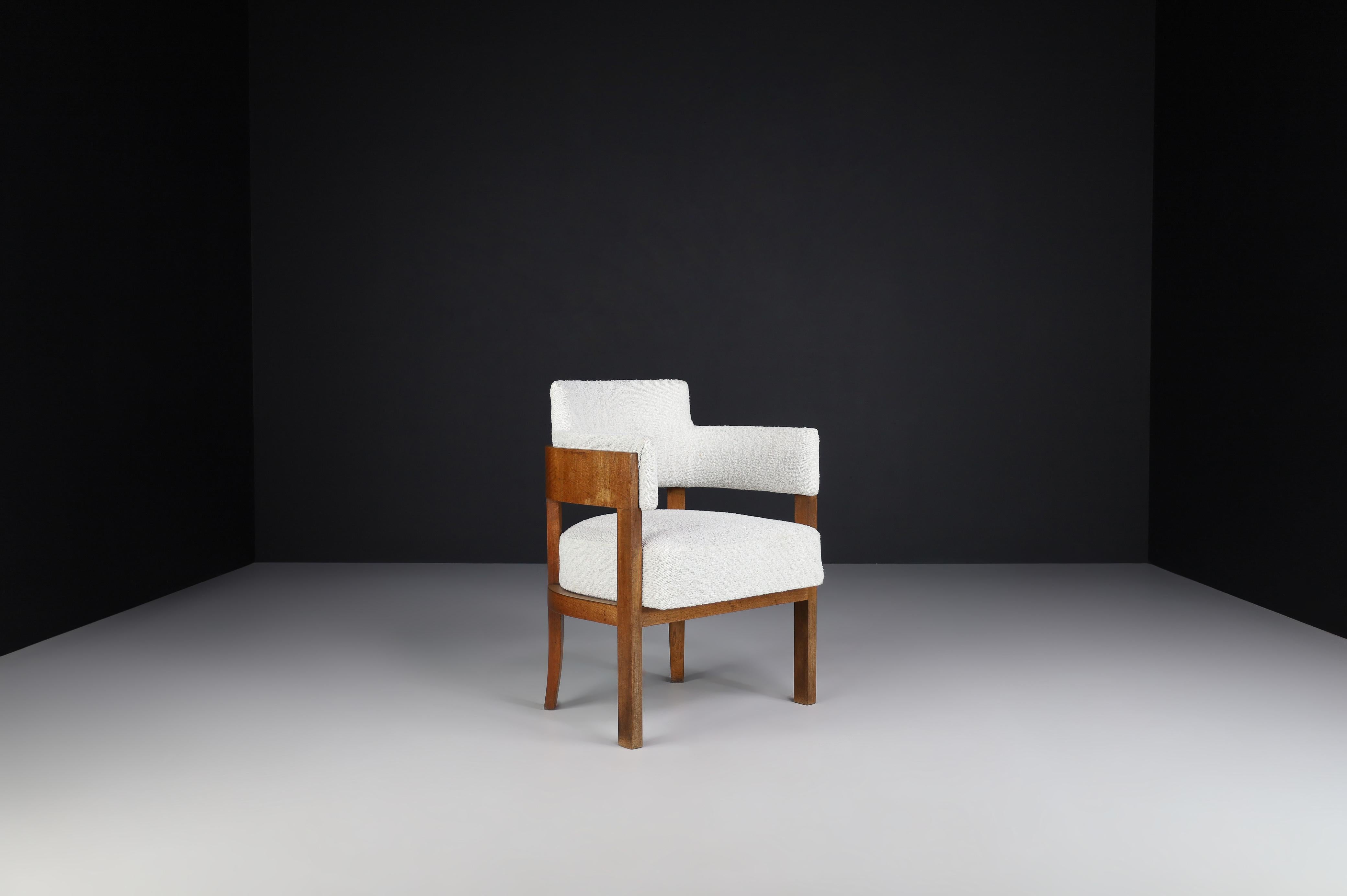 Ceco Poltrona Art Déco con tappezzeria Bouclé, noce, Praga, anni '30 in vendita