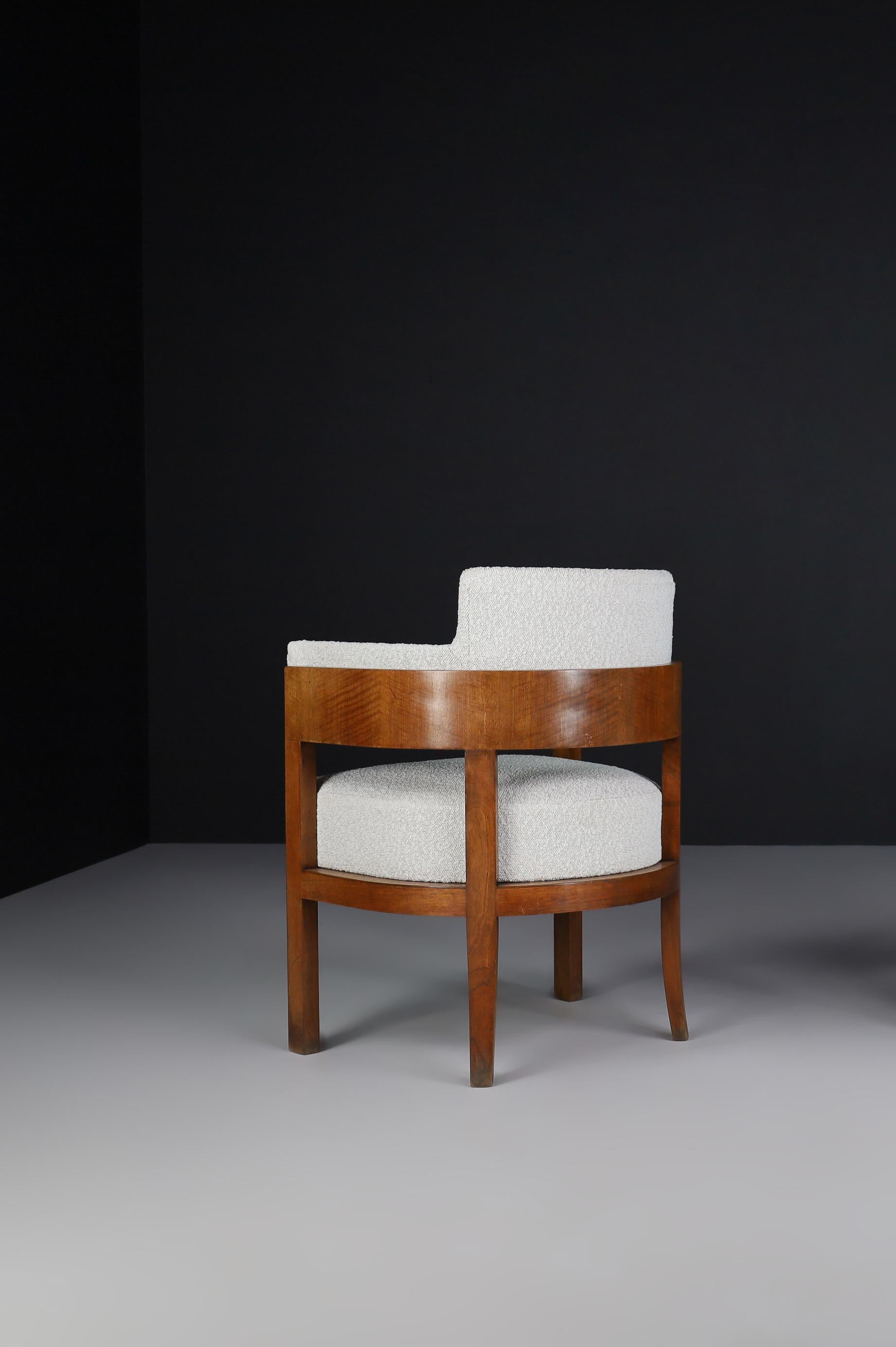 Poltrona Art Déco con tappezzeria Bouclé, noce, Praga, anni '30 In condizioni buone in vendita a Almelo, NL
