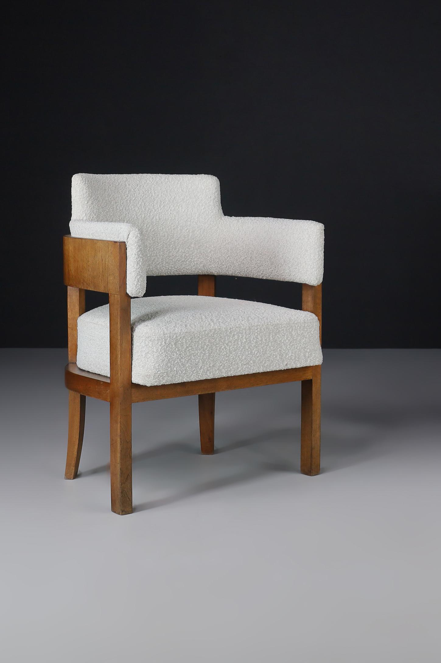 XX secolo Poltrona Art Déco con tappezzeria Bouclé, noce, Praga, anni '30 in vendita