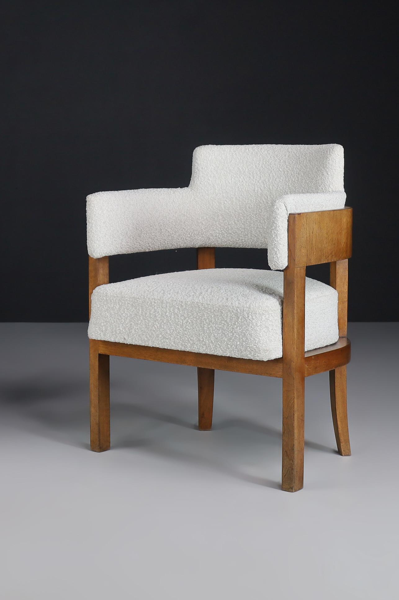 Tappezzeria Poltrona Art Déco con tappezzeria Bouclé, noce, Praga, anni '30 in vendita