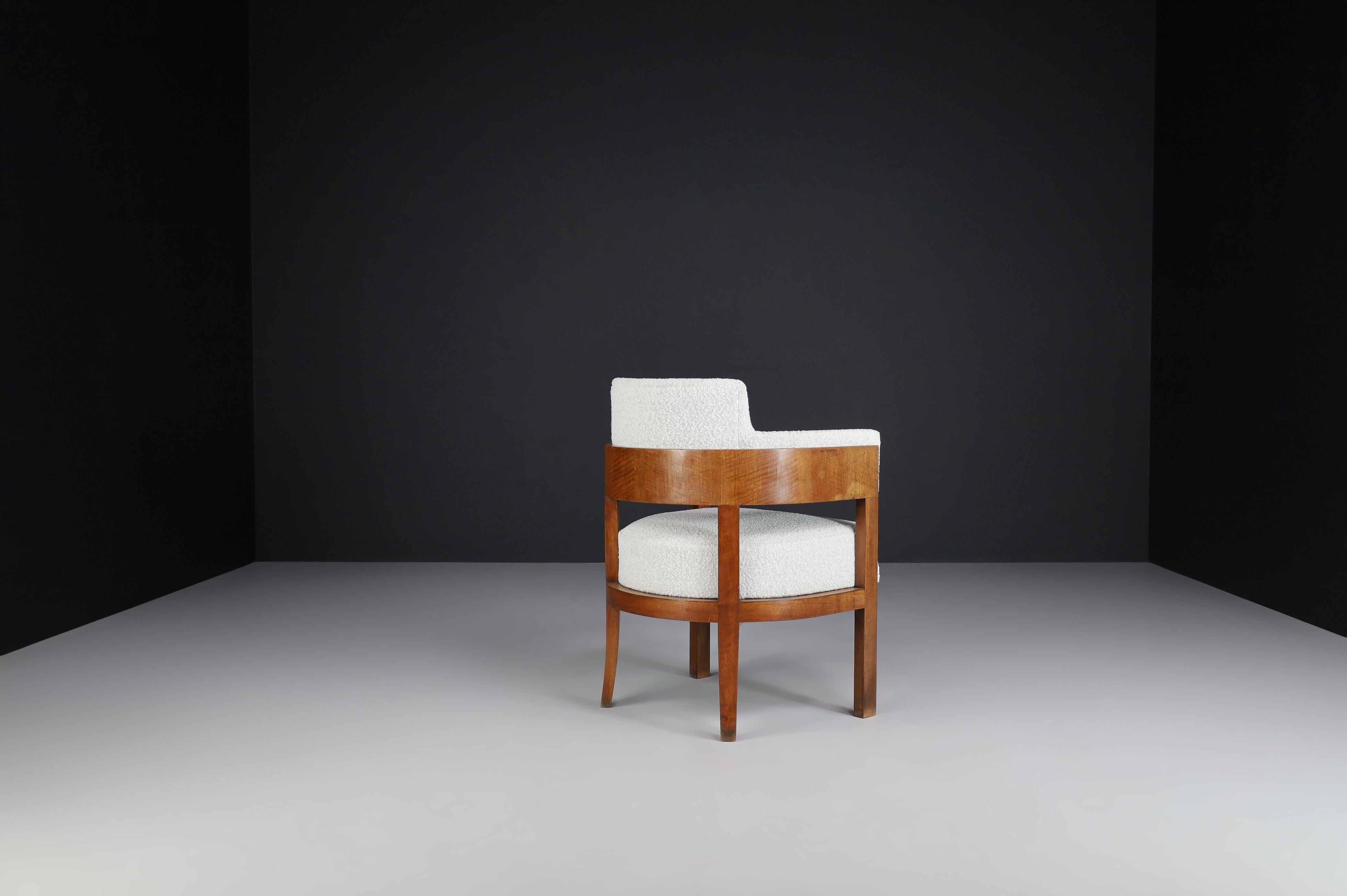 Poltrona Art Déco con tappezzeria Bouclé, noce, Praga, anni '30 in vendita 1