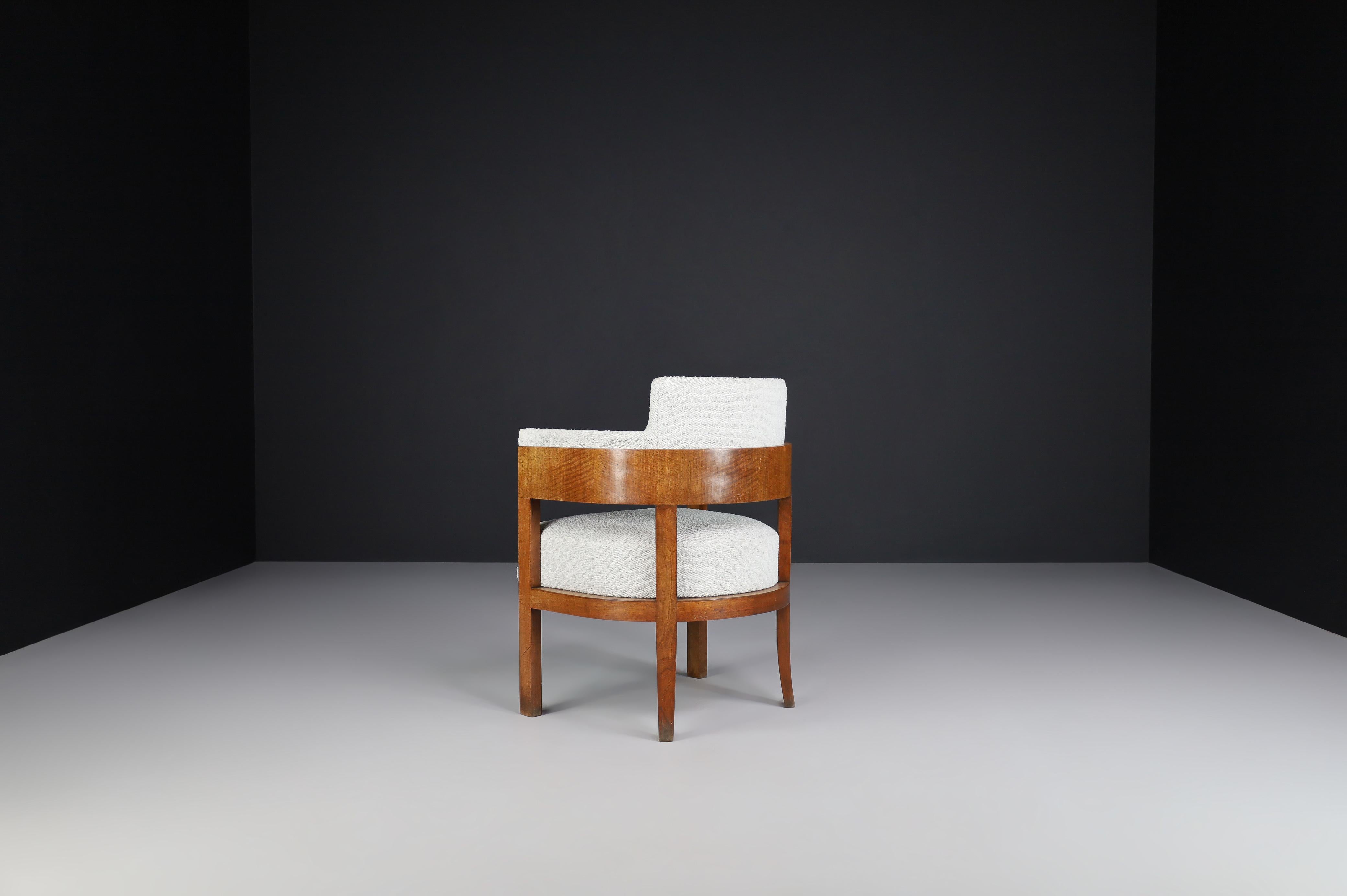 Poltrona Art Déco con tappezzeria Bouclé, noce, Praga, anni '30 in vendita 2