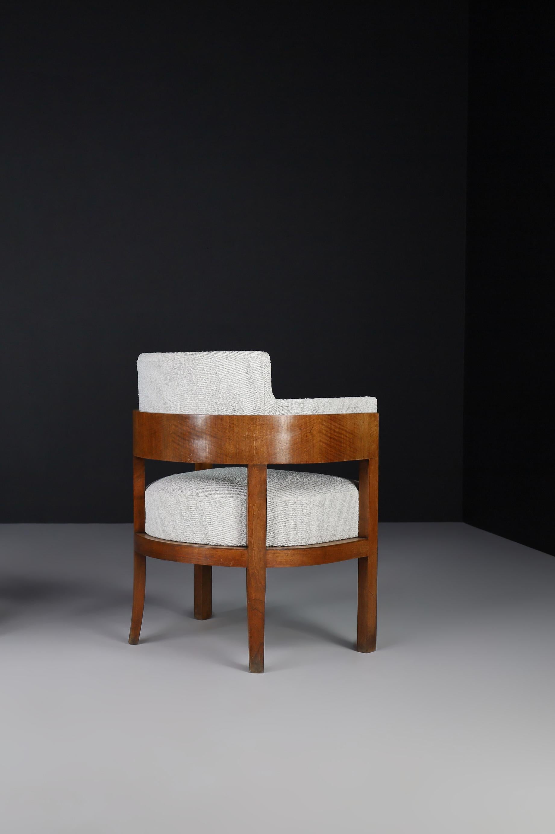 Poltrona Art Déco con tappezzeria Bouclé, noce, Praga, anni '30 in vendita 3