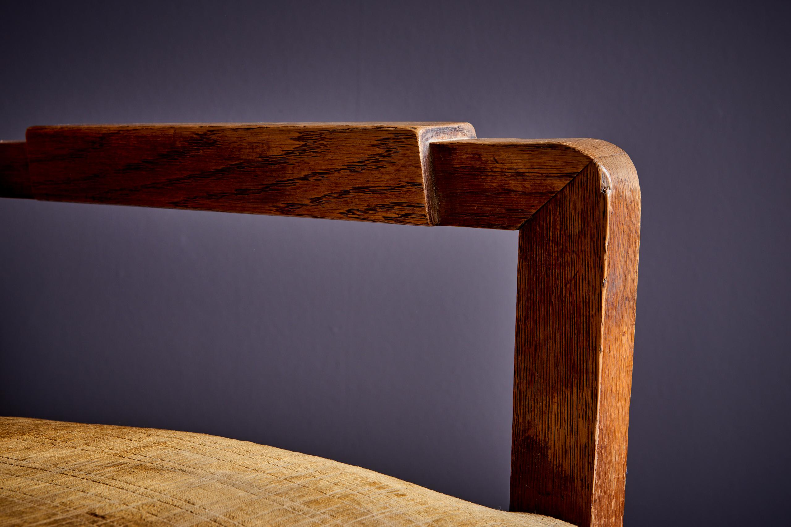 Art Deco Armlehnstuhl aus Eiche, Frankreich - 1940er Jahre. Originalzustand: mittelmäßig. Auf Wunsch bieten wir eine Neupolsterung in unserem hauseigenen Atelier an. Bitte fordern Sie ein Angebot an. 