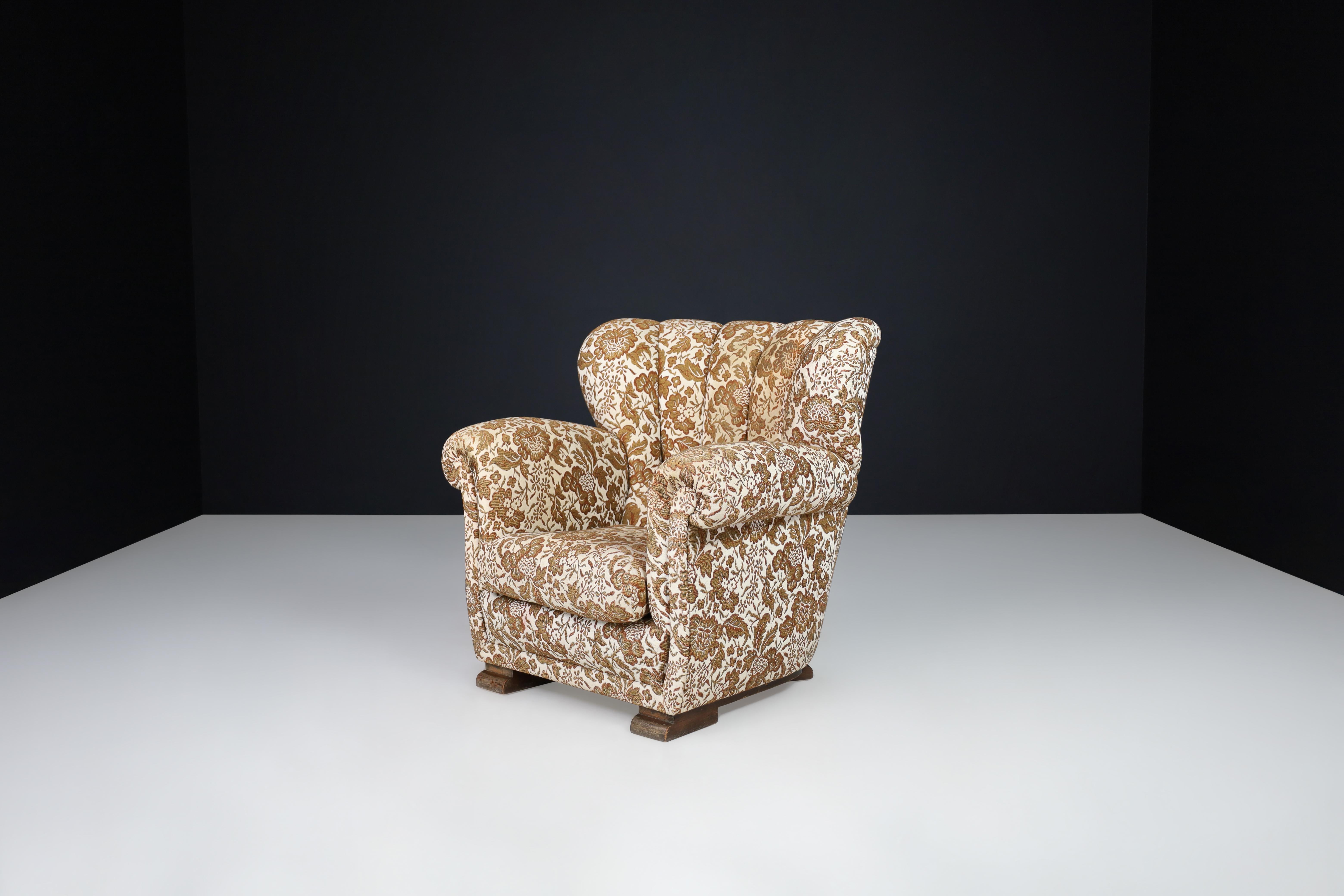 Fauteuil Art Déco en tissu floral d'origine, Praque 1930

Cette chaise longue Art déco en tissu floral a été fabriquée à Prague dans les années 1930. Ses bords doux, ses lignes touffetées et sa conception robuste sont typiques de la période Art