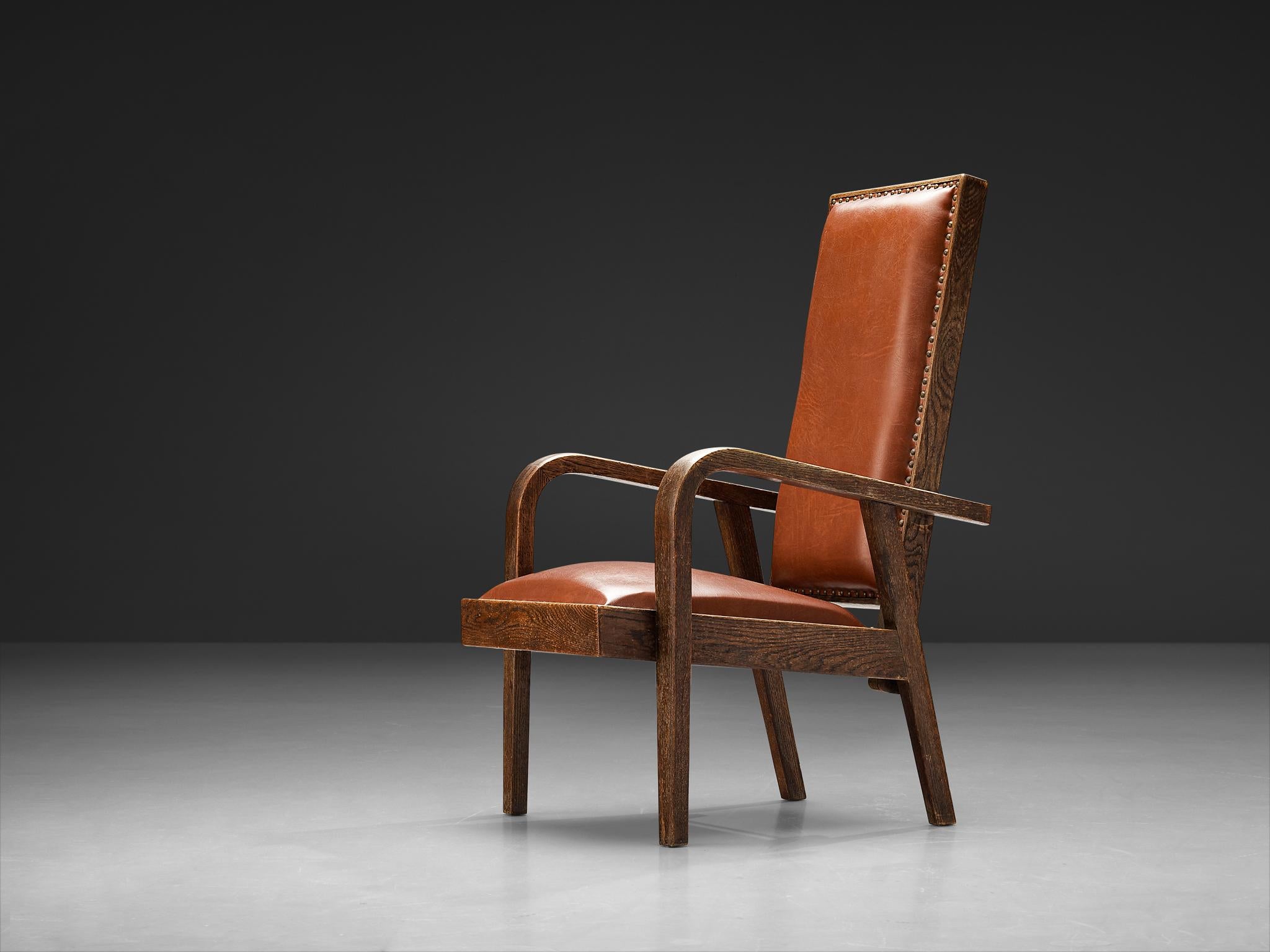 Sedia da salotto, Oak, pelle, ottone, Europa, anni '30 

Questa sedia regolabile si distingue per la sua audace presenza architettonica: la sua struttura rettilinea e il suo profilo verticale evocano la chiarezza e il rigore del design modernista. I