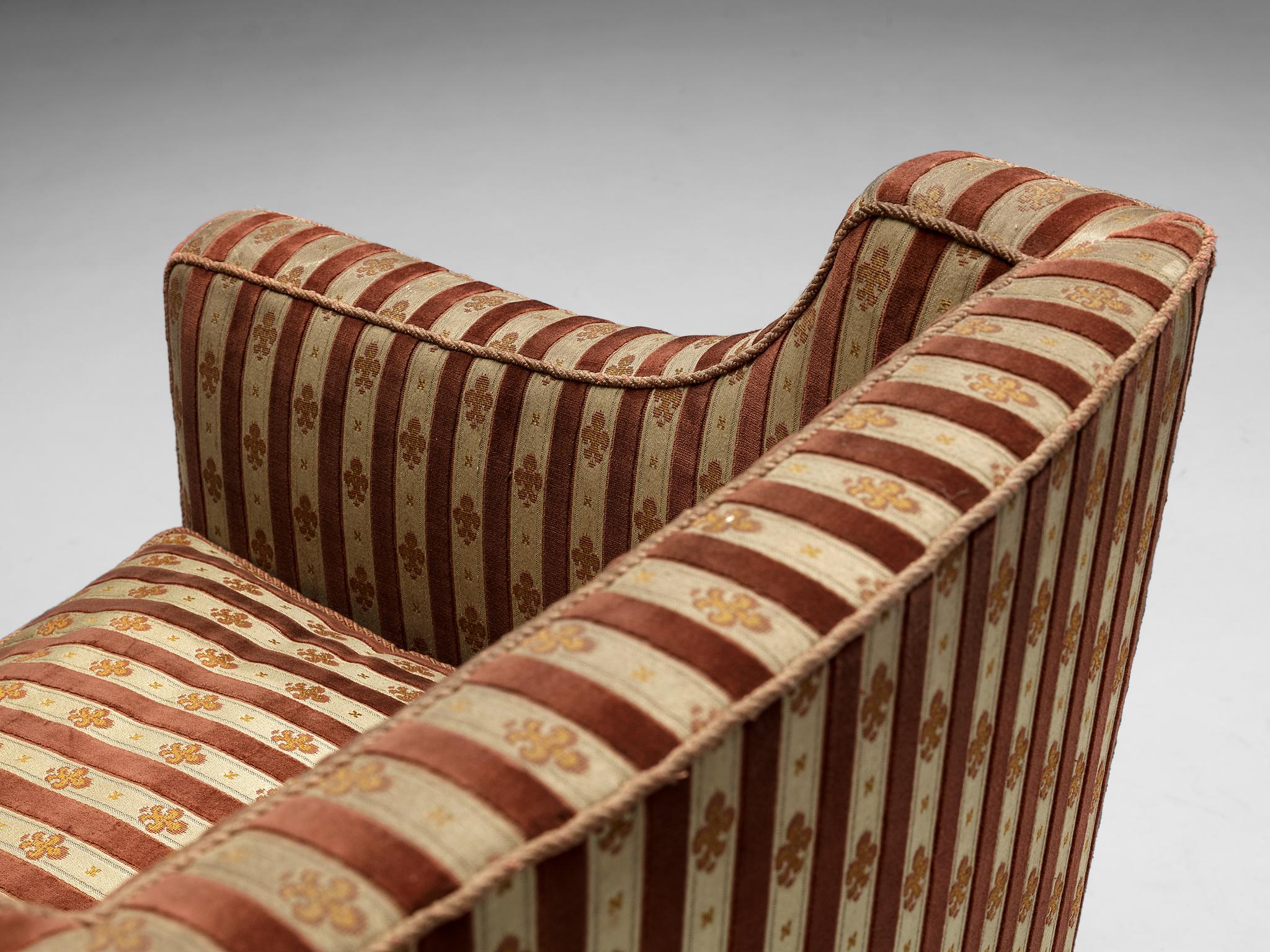 Art déco-Sessel mit rot gestreiften Fleurs de Lis-Polsterung und gemusterter Polsterung  (Mitte des 20. Jahrhunderts) im Angebot