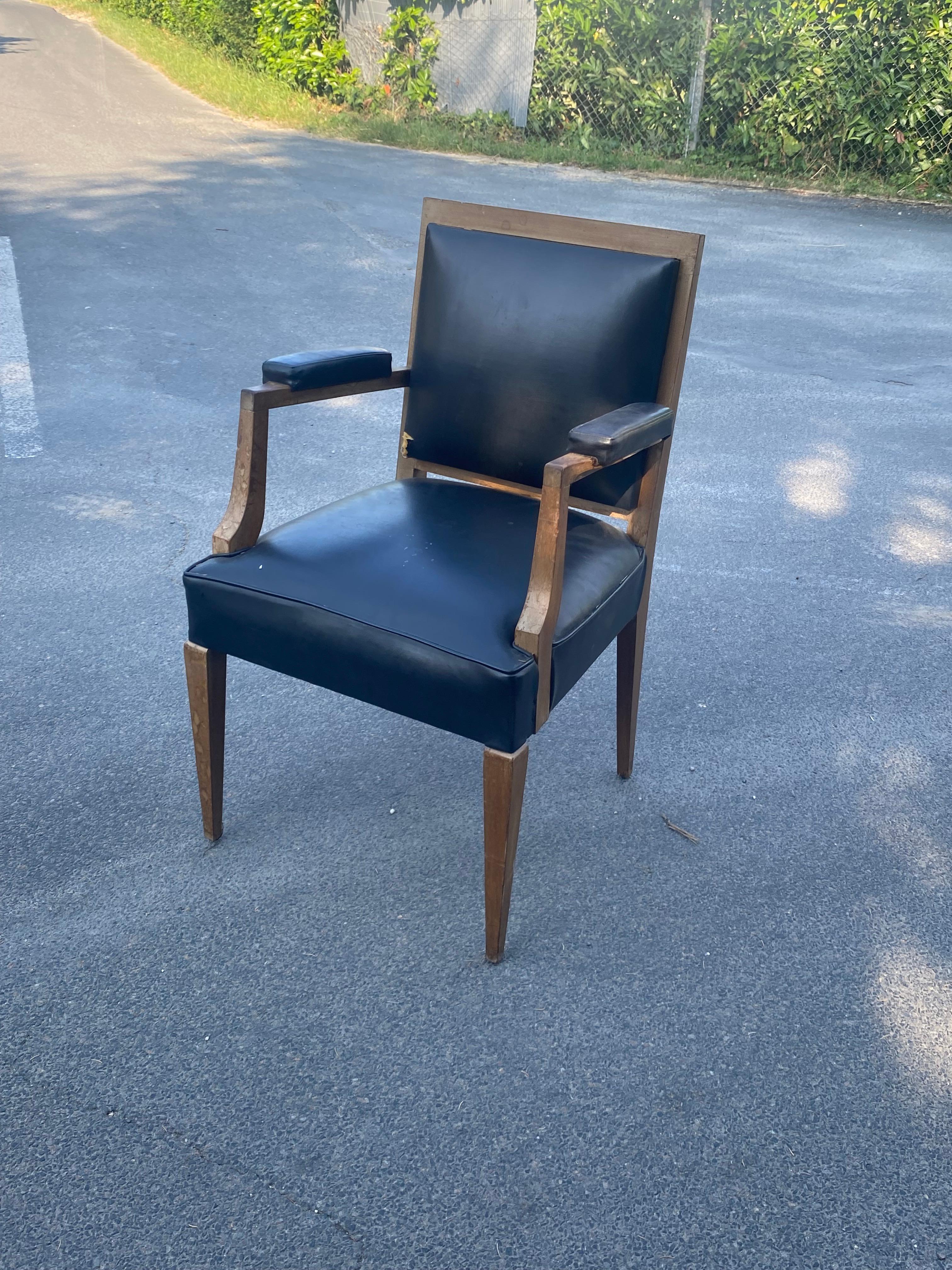 Art Deco armchair in walnut in the style of
Andre Arbus
circa 1940
patina to redoo
upholstery to be redone, a tear in the backrest
2 armchairs are also available. in another ad