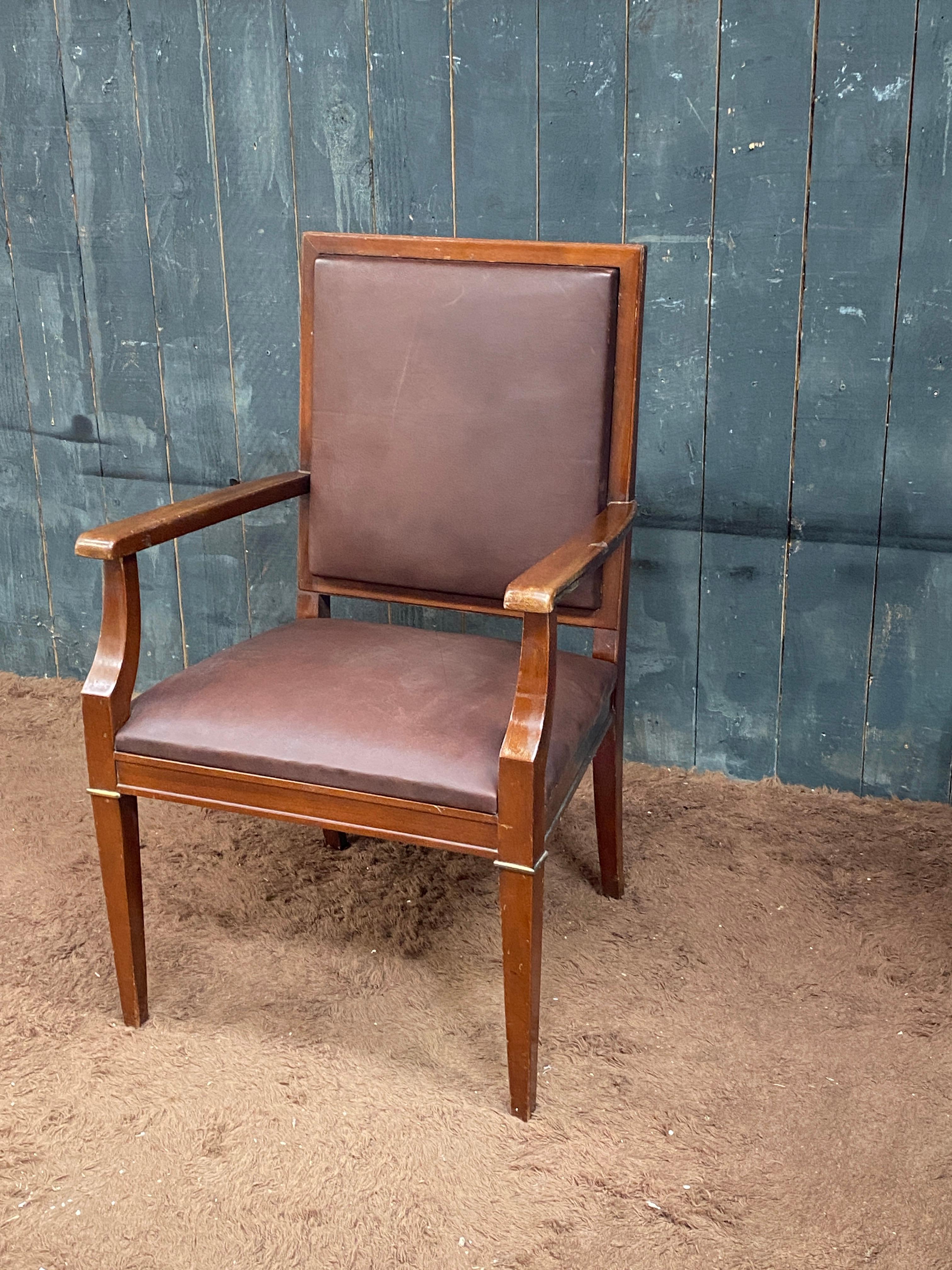 Fauteuil Art Déco en noyer dans le style de
Andre Arbus
vers 1940
de la patine au redoo

récemment recouvert de cuir ;
une vieille réparation sur un pied