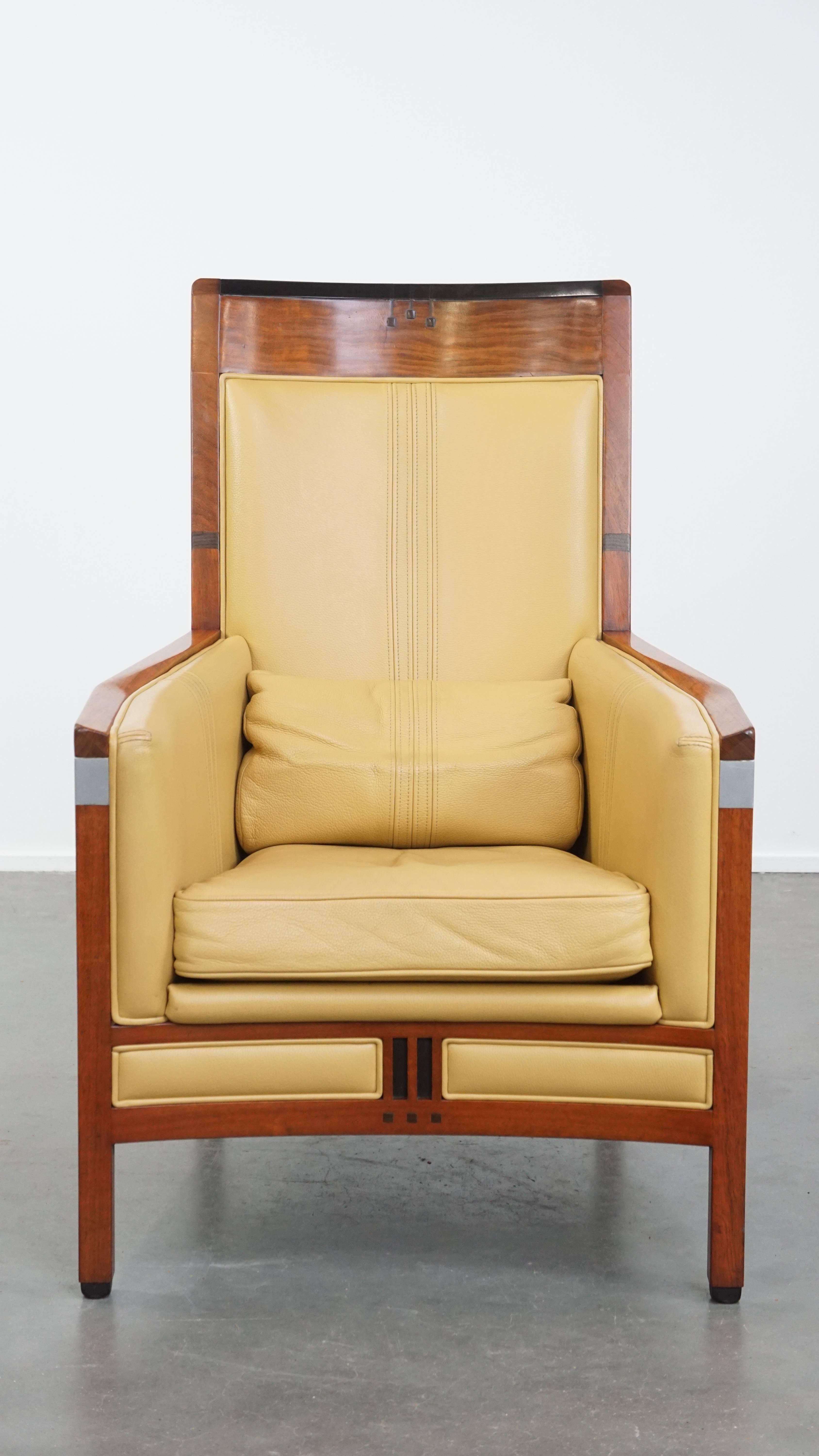 Nous vous proposons ce magnifique fauteuil Art Déco Schuitema en cuir jaune à haut dossier de la série Decoforma. 

Une pièce conçue et fabriquée par Schuitema est synonyme de design exceptionnel et de très haute qualité, et ce joli fauteuil Art