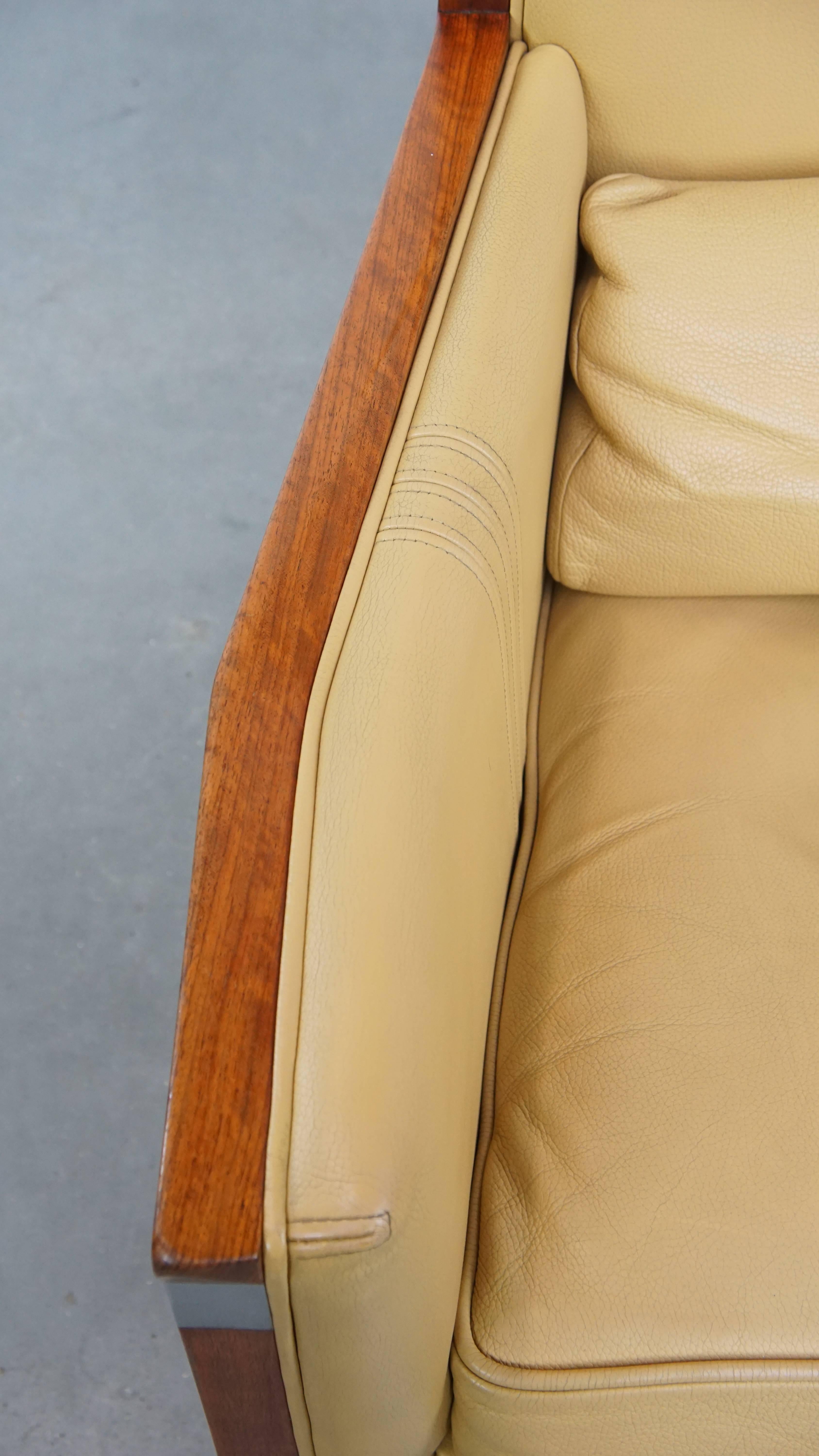 Cuir de vache Fauteuil Art Déco en cuir jaune avec dossier haut en vente