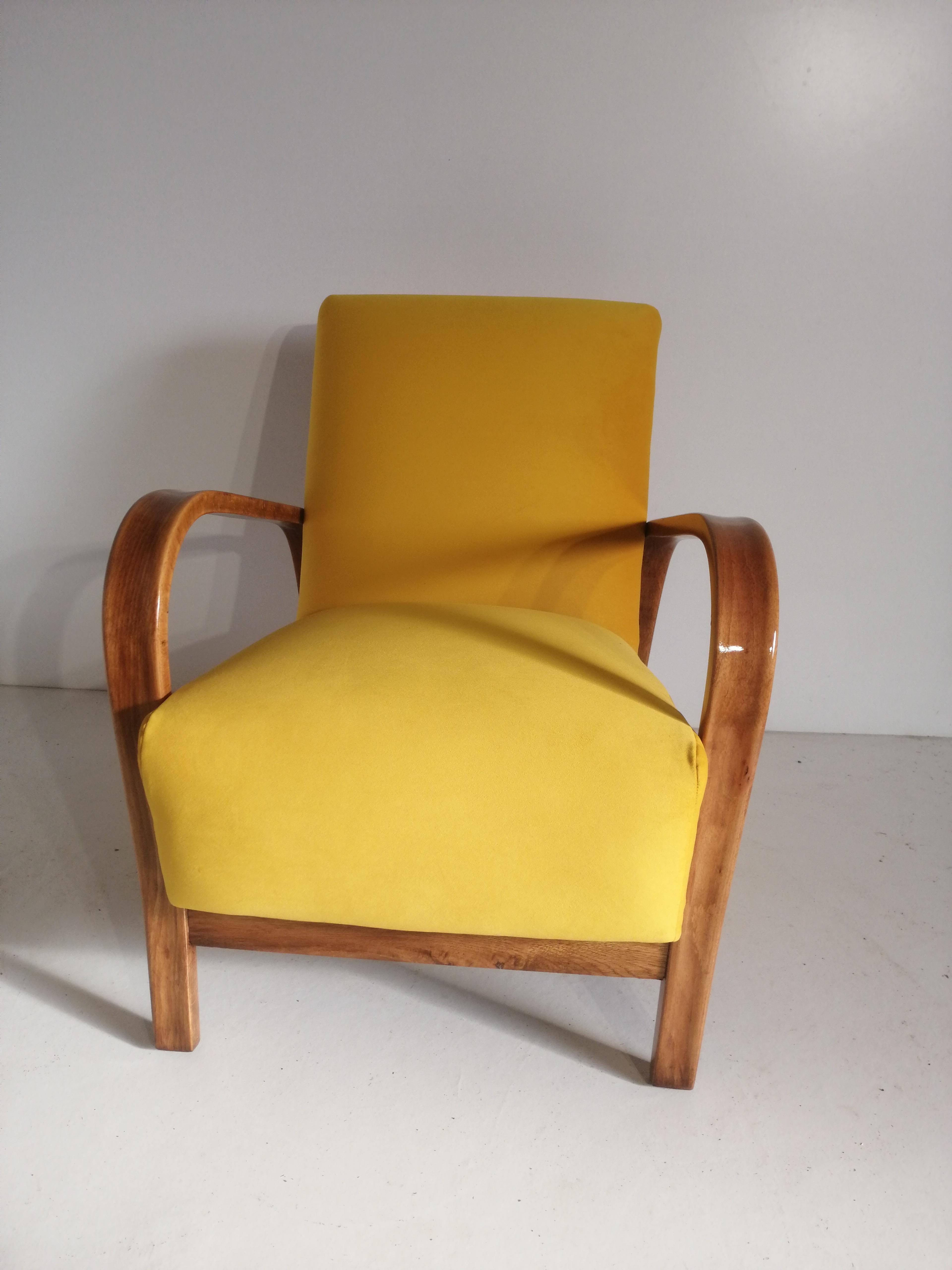 Art Deco armchair from 1940 Czech Republic.
Design and manufacture of the armchair J.Halabala HF-11.
We send furniture to every corner of the world.


 
