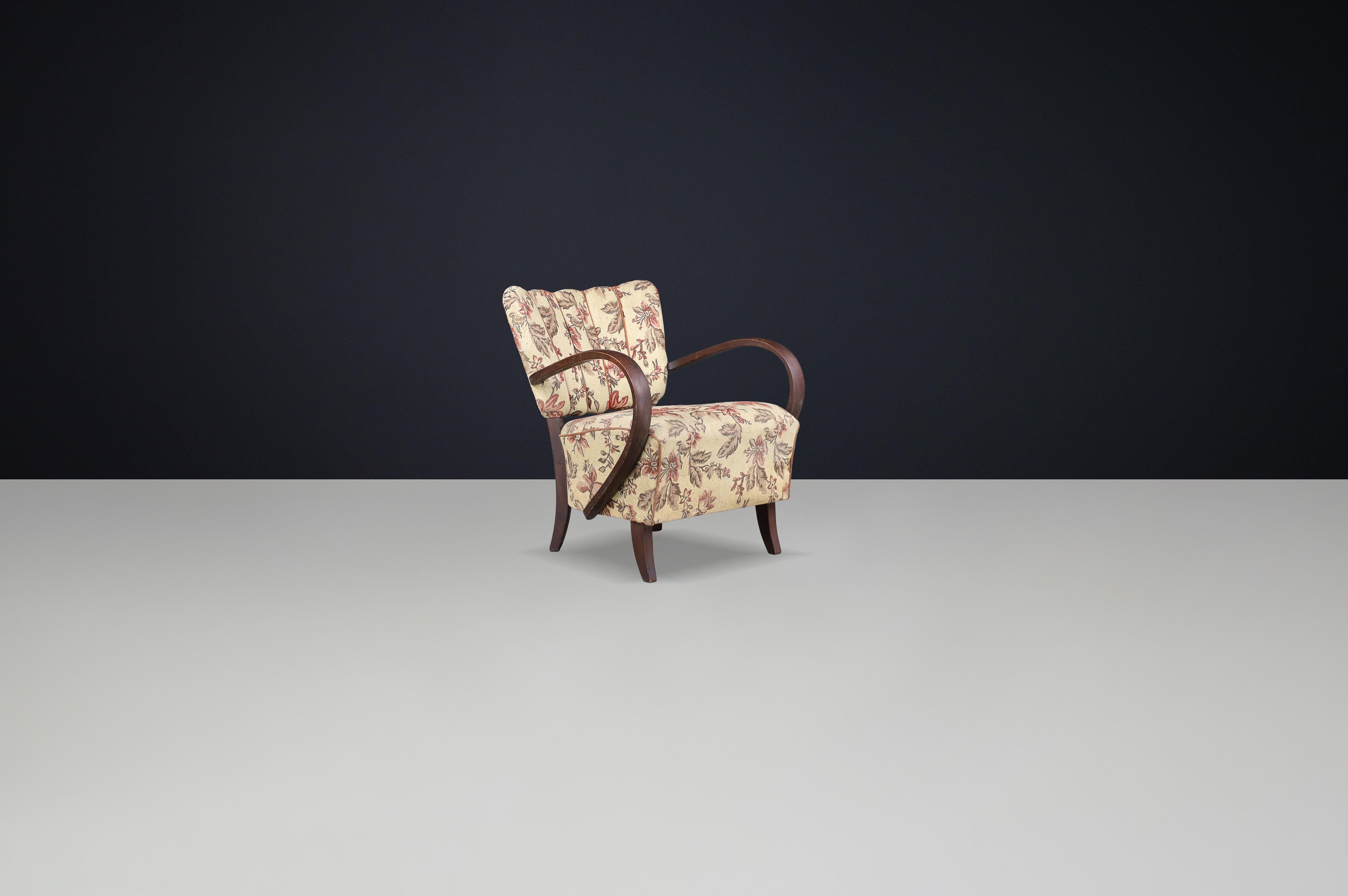 Sillón Art Déco Modelo H-237 de Jindřich Halabala - Modernismo checo de los años 30 con tapicería floral original

Esta rara butaca H-237 del célebre diseñador checo Jindřich Halabala, una pieza icónica de la historia del diseño centroeuropeo, data