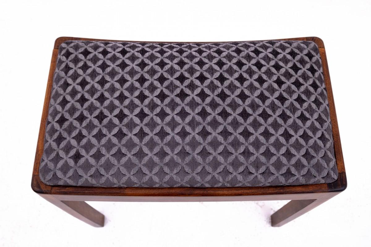 Sillón Art Decó con respaldo y reposapiés regulables, Polonia, años 30.
Muy buen estado, tras una renovación profesional. 
Retapizado con nuevo material de motivos geométricos.
Madera: nogal
dimensiones:
sillón altura 85 cm altura asiento 43 cm