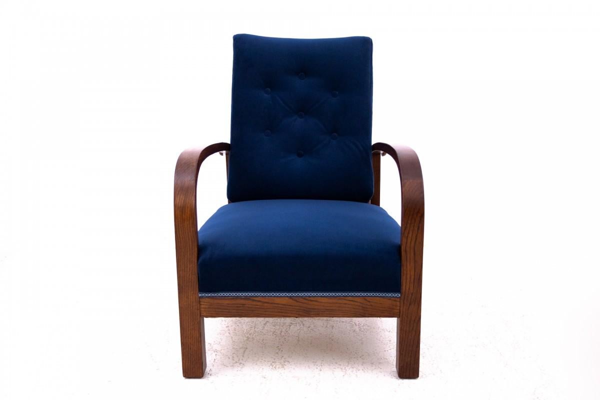 Art Deco armchair with adjustable backrest. 1940s, Poland.

This piece of furniture is in very good condition, after professional renovation. The armchair has been reupholstered in new fabric.

Dimensions: height 98 cm / seat height 35 cm / width 66