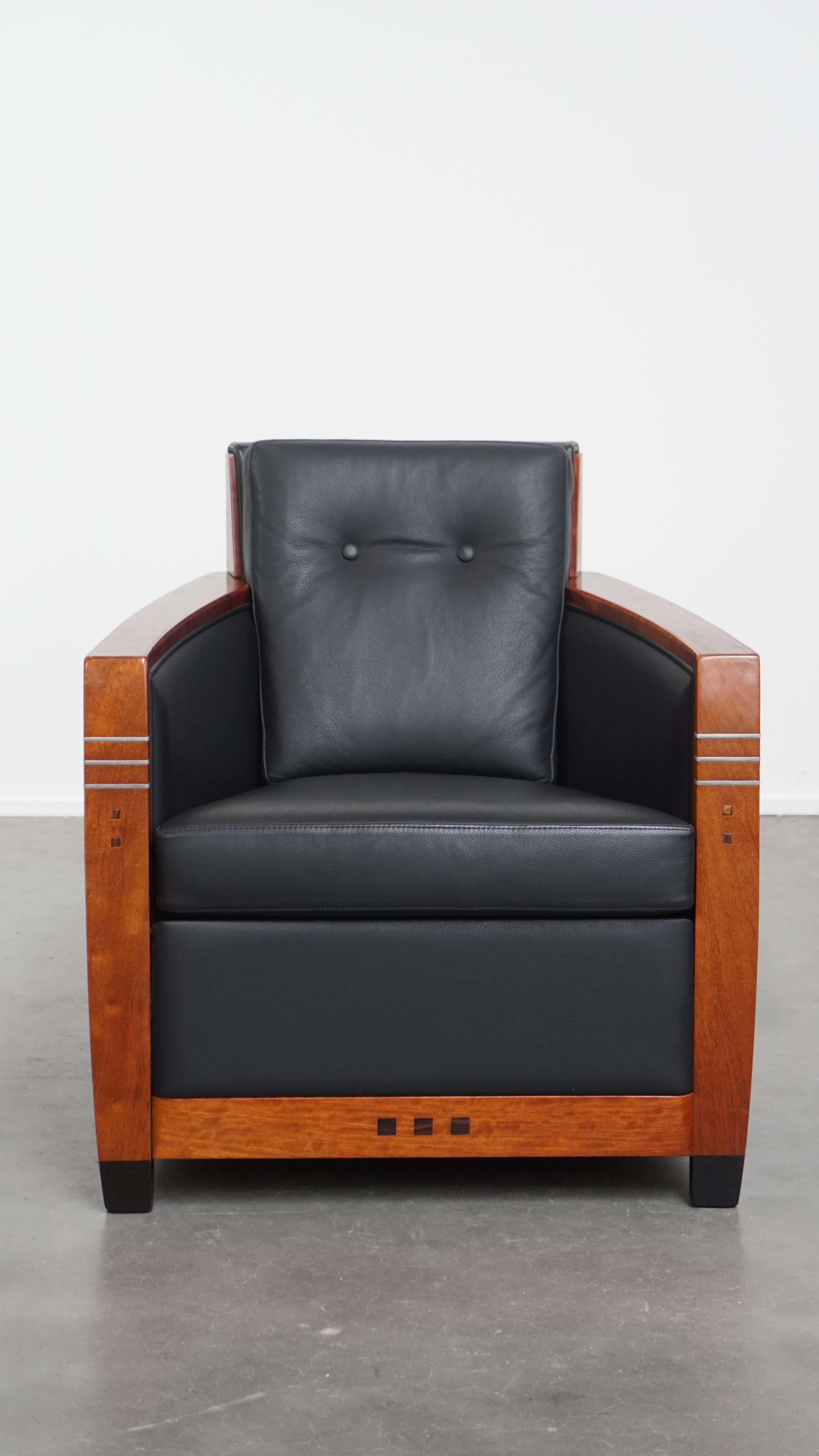 Angeboten wird dieser luxuriöse Art Deco Schuitema Design-Sessel, Modell Frank aus der Serie Decoforma, bezogen mit schwarzem Leder. 

Ein von Schuitema entworfenes und gefertigtes Stück ist ein Synonym für exquisites Design und sehr hohe Qualität.