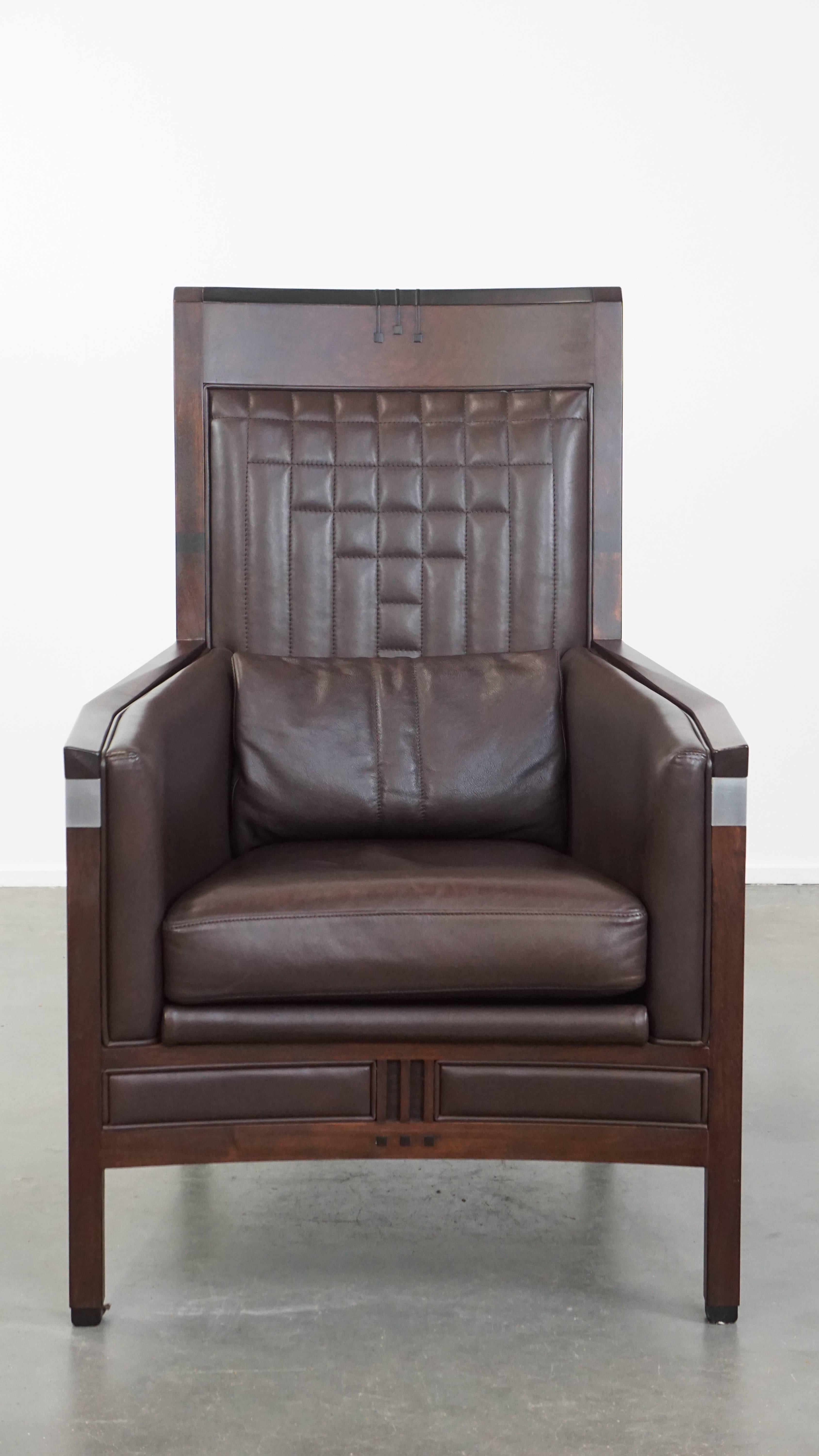 In offerta c'è questa lussuosa poltrona in design Art Decor Schuitema con pelle marrone scuro della serie Decoforma, caratterizzata da eleganti cuciture decorative. 

Un pezzo disegnato e realizzato da Schuitema rappresenta un design eccezionale e