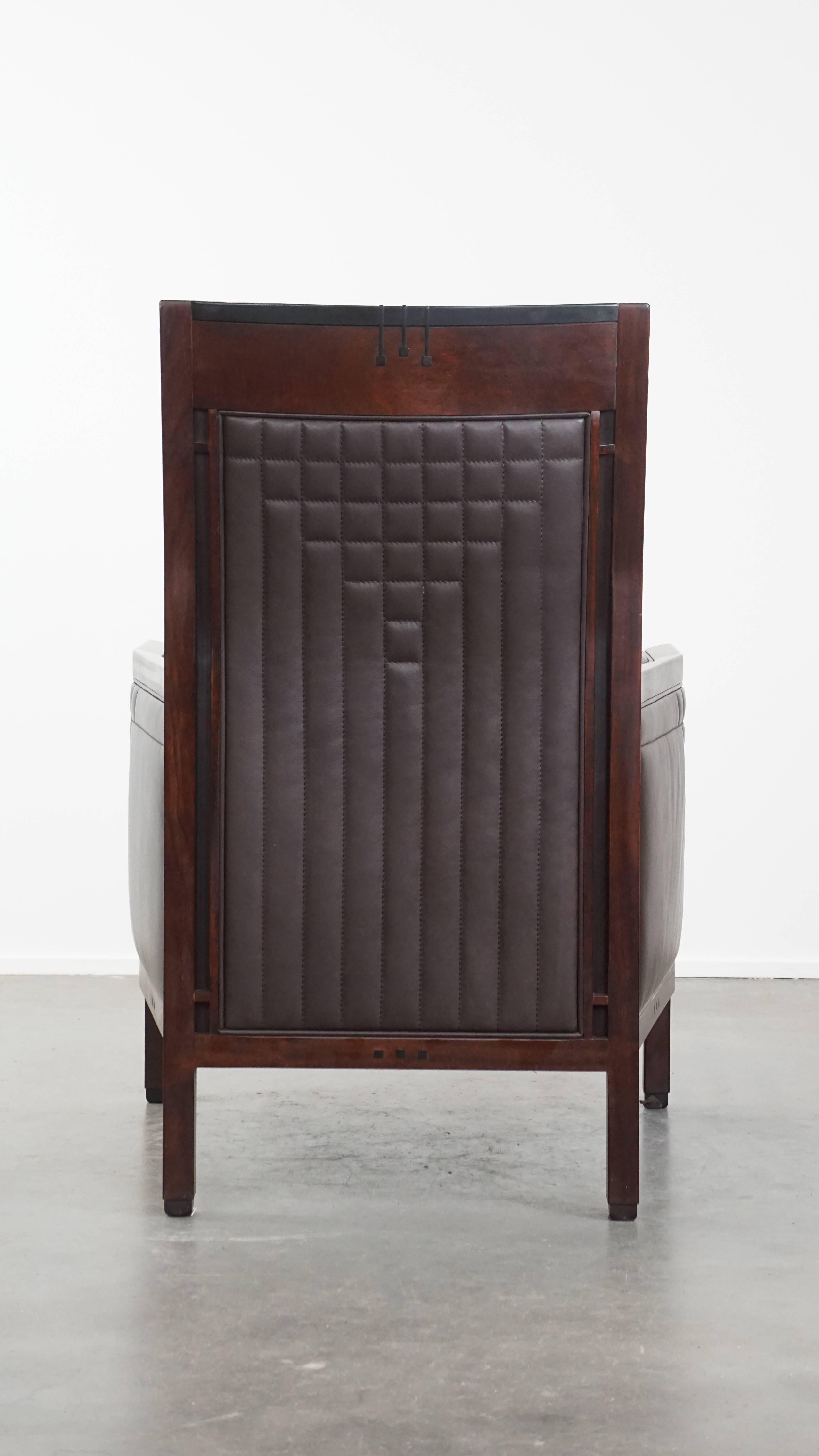 Fatto a mano Poltrona Art Deco con pelle marrone scuro in vendita