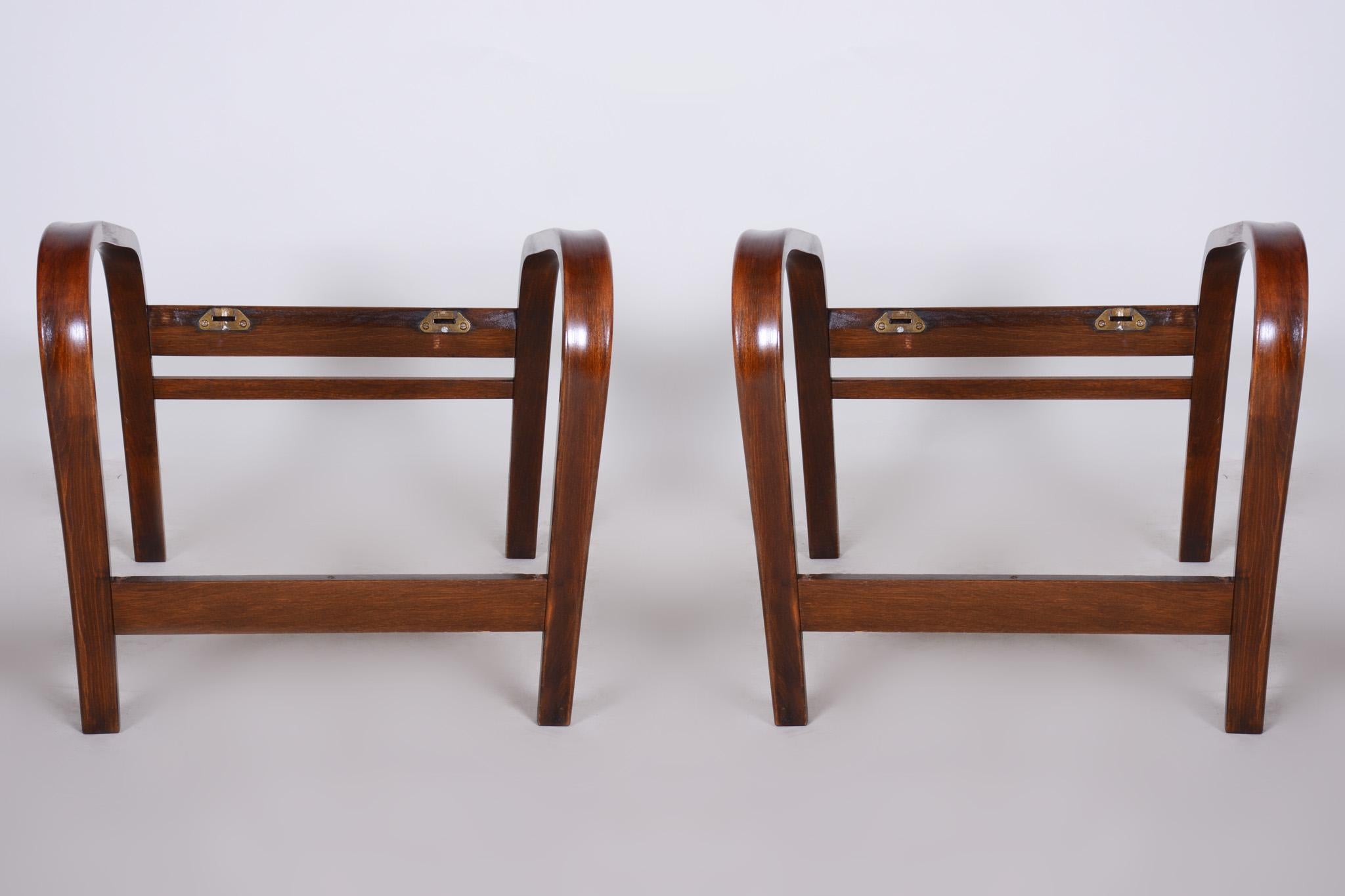 Fauteuils Art Déco en hêtre, entièrement restaurés par notre équipe.

Concepteurs : Kozelka et Kropacek

Ces fauteuils ont été conçus par le duo d'architectes Koželka - Kropácek en collaboration avec Jindrich Halaba (UP Zavody) et inspirés de