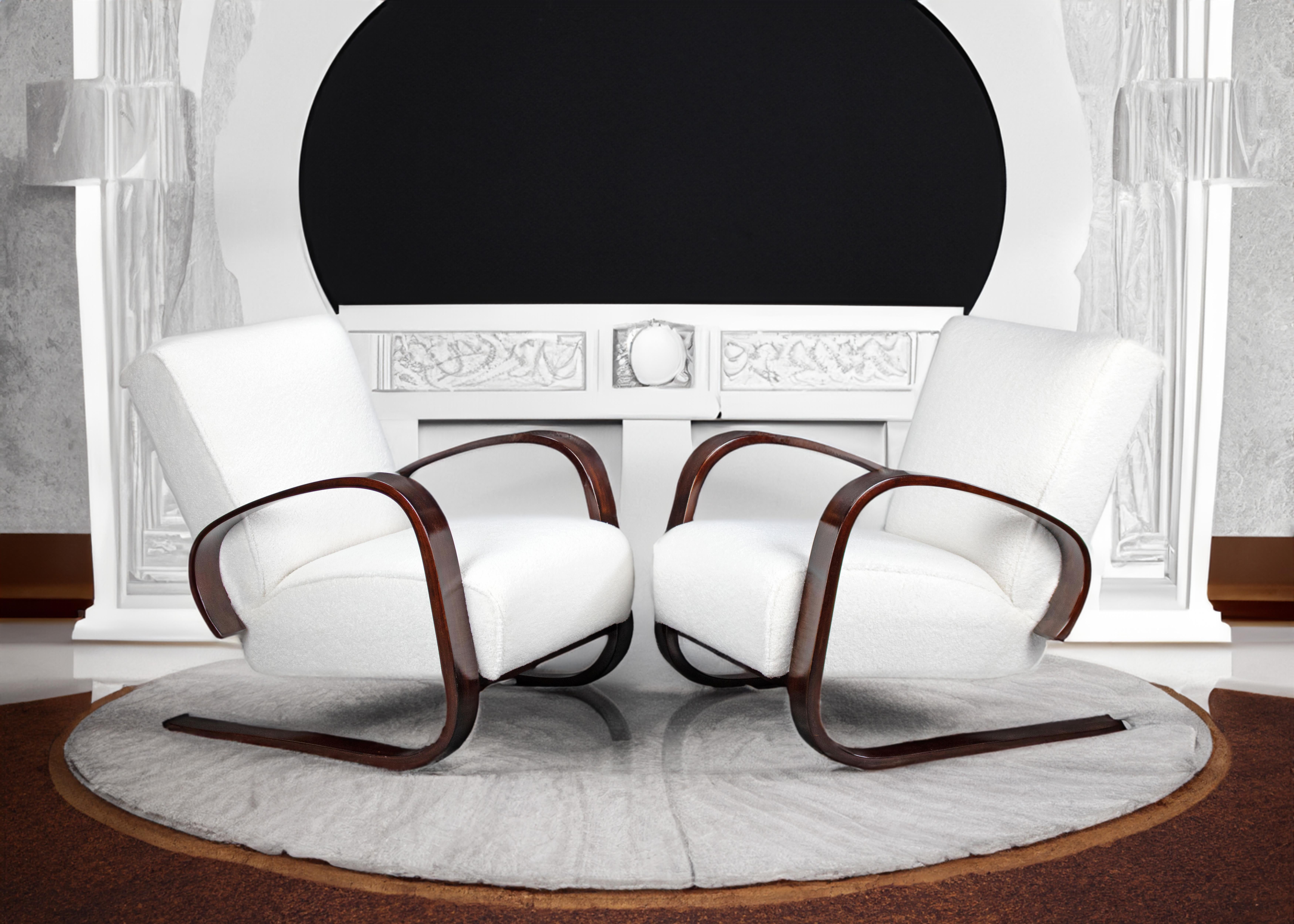 Cette magnifique paire de fauteuils Art déco a été conçue par Miroslav Navratil. Il s'est inspiré du Tank d'Alvar Aalto, on peut considérer ces fauteuils comme un hommage à ce dernier. Les fauteuils offrent une assise excellente et confortable. Les
