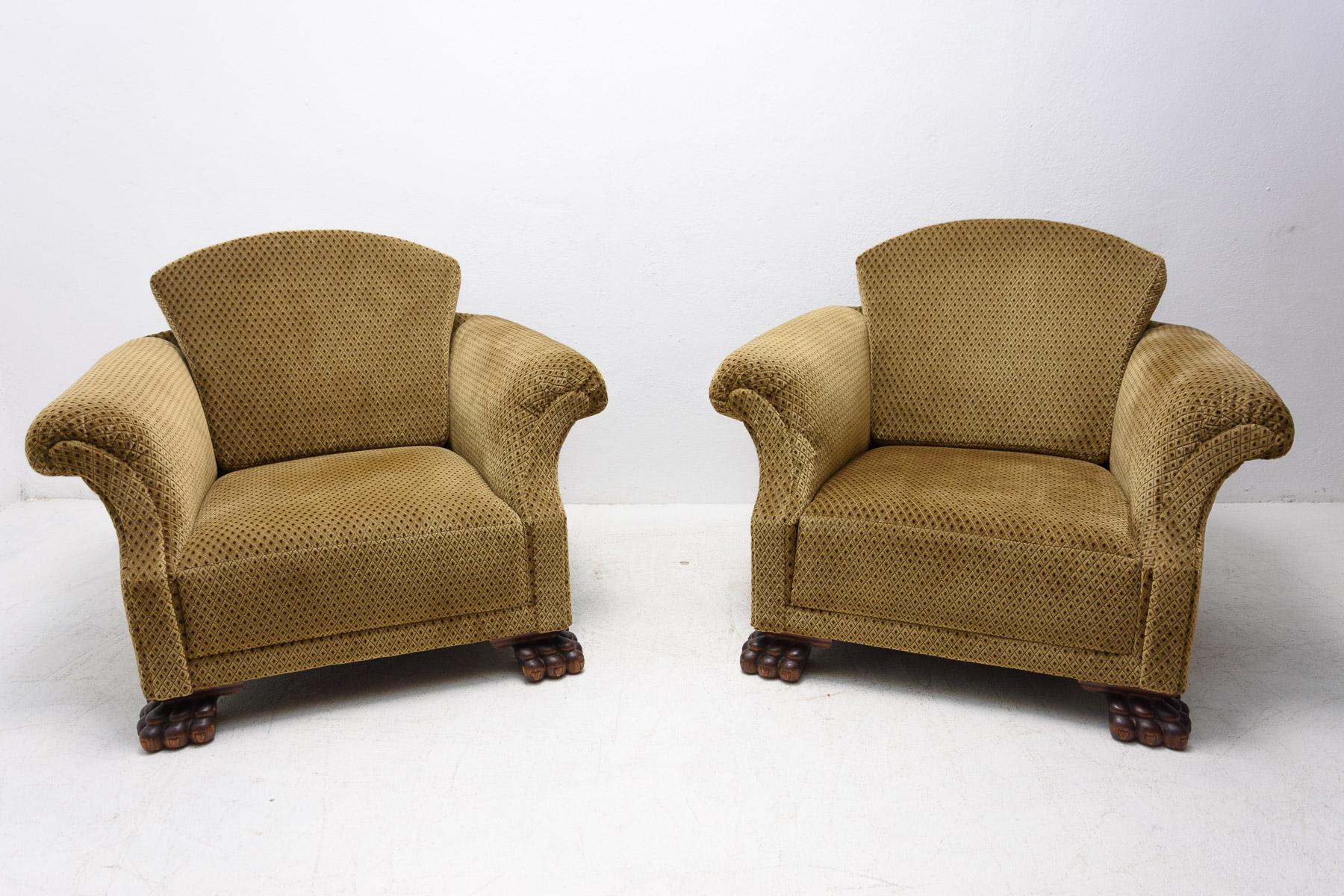 Pair of fantastic Art Deco armchairs from the 1930´s. New upholstery, carved legs in the shape of a lion’s paw.

In excellent condition.

Dimensions: height: 86 cm, width 106 cm, depth 85 cm.

Price is for the pair.
