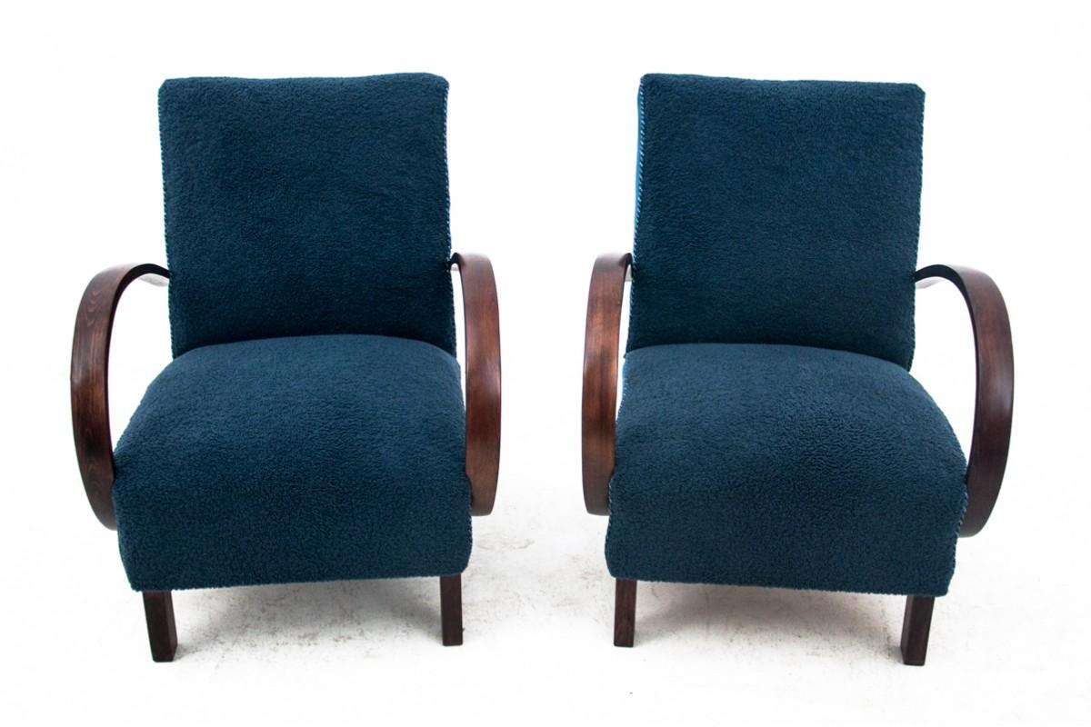 Paire de fauteuils Art déco des années 1930. Jindrich Halabala est responsable du design des fauteuils.

Fauteuils en très bon état, après rénovation professionnelle. Les sièges et les dossiers ont été recouverts d'un nouveau tissu.

Dimensions :