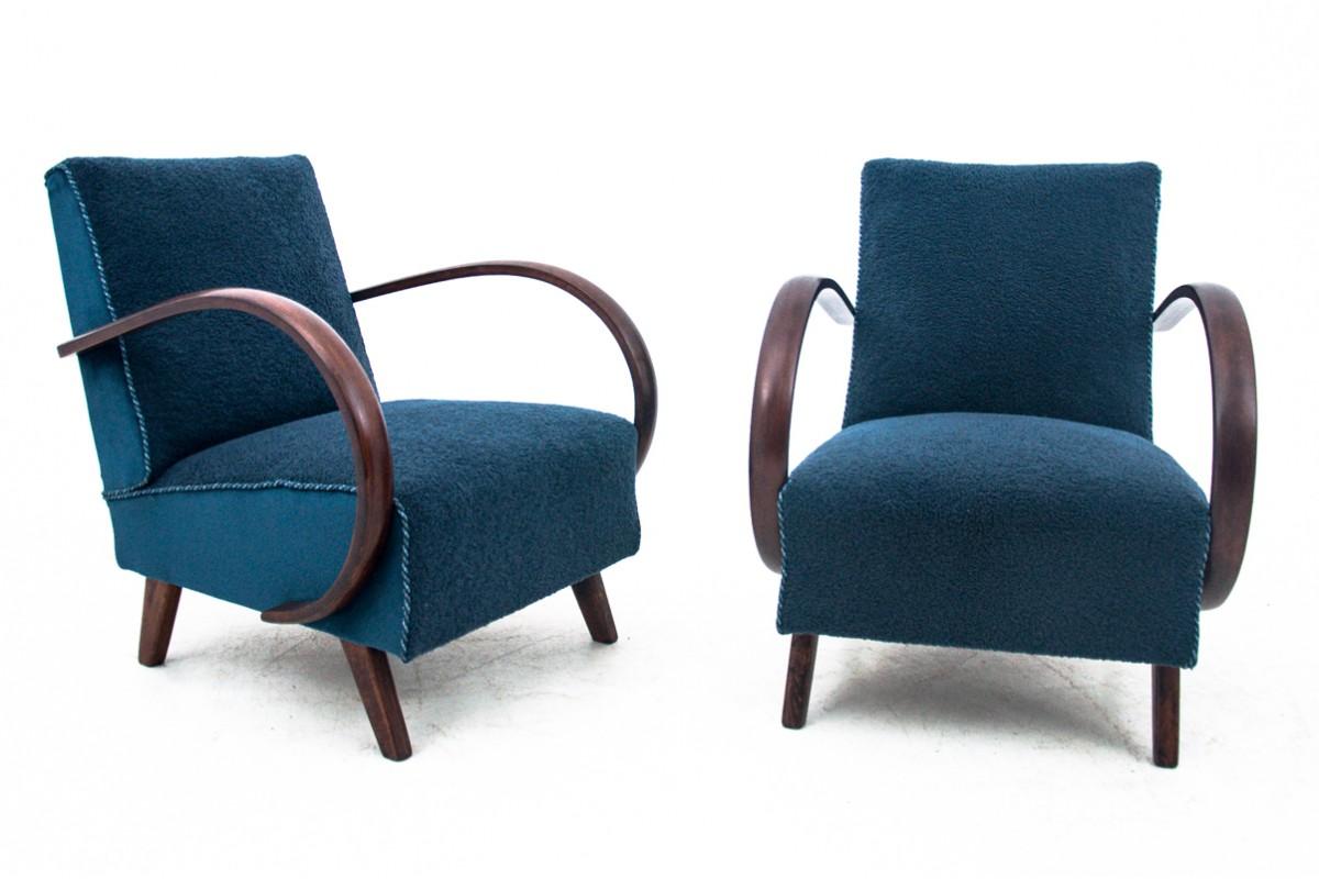 Paire de fauteuils Art déco des années 1930. Fauteuils conçus par J. Halabala.

Meubles en très bon état, après une rénovation professionnelle. Les sièges et les dossiers ont été recouverts d'un nouveau tissu.

Dimensions : hauteur 80 cm / hauteur