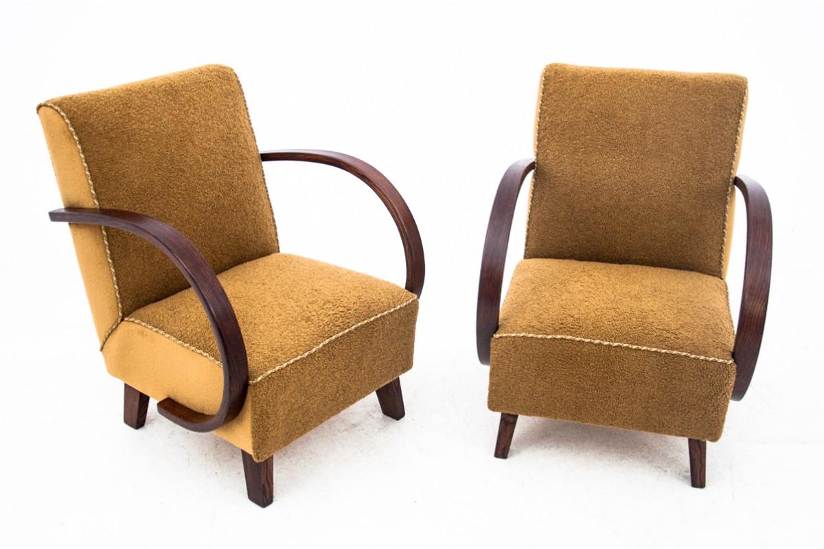 Fauteuils emblématiques de l'art déco conçus par J. Halabala, fabriqués vers 1930. Assises et dossiers garnis d'un agréable tissu bouclé. L'ensemble repose sur des pieds droits, et des accoudoirs en bois courbé ajoutent du style. Très bon état,
