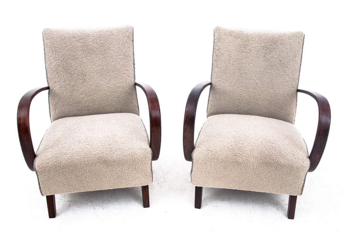 Armchairs designed by J. Halabala from the 1930s.

Furniture in very good condition, after professional renovation. The seats have been covered with a new fabric, the seat and backrest are upholstered in boucle fabric.

Dimensions: height 83 cm