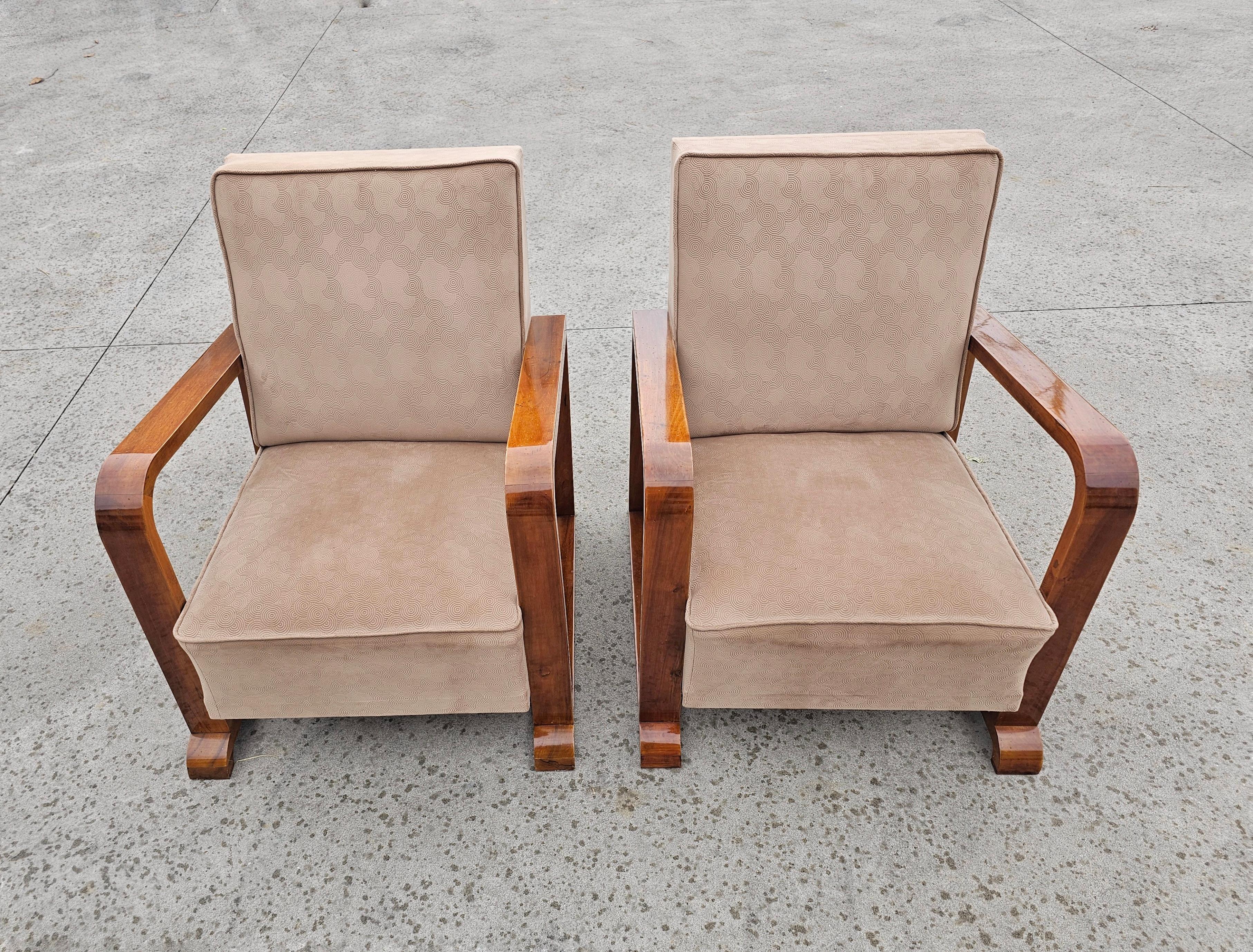 In diesem Angebot finden Sie auffällige Art Deco Sessel aus massivem Nussbaumholz mit schöner Maserung. Die Armlehne weist eine außergewöhnliche Form auf, die bei Art-Déco-Sesseln selten zu finden ist. Sie wurden vor einem Jahr renoviert (laut dem