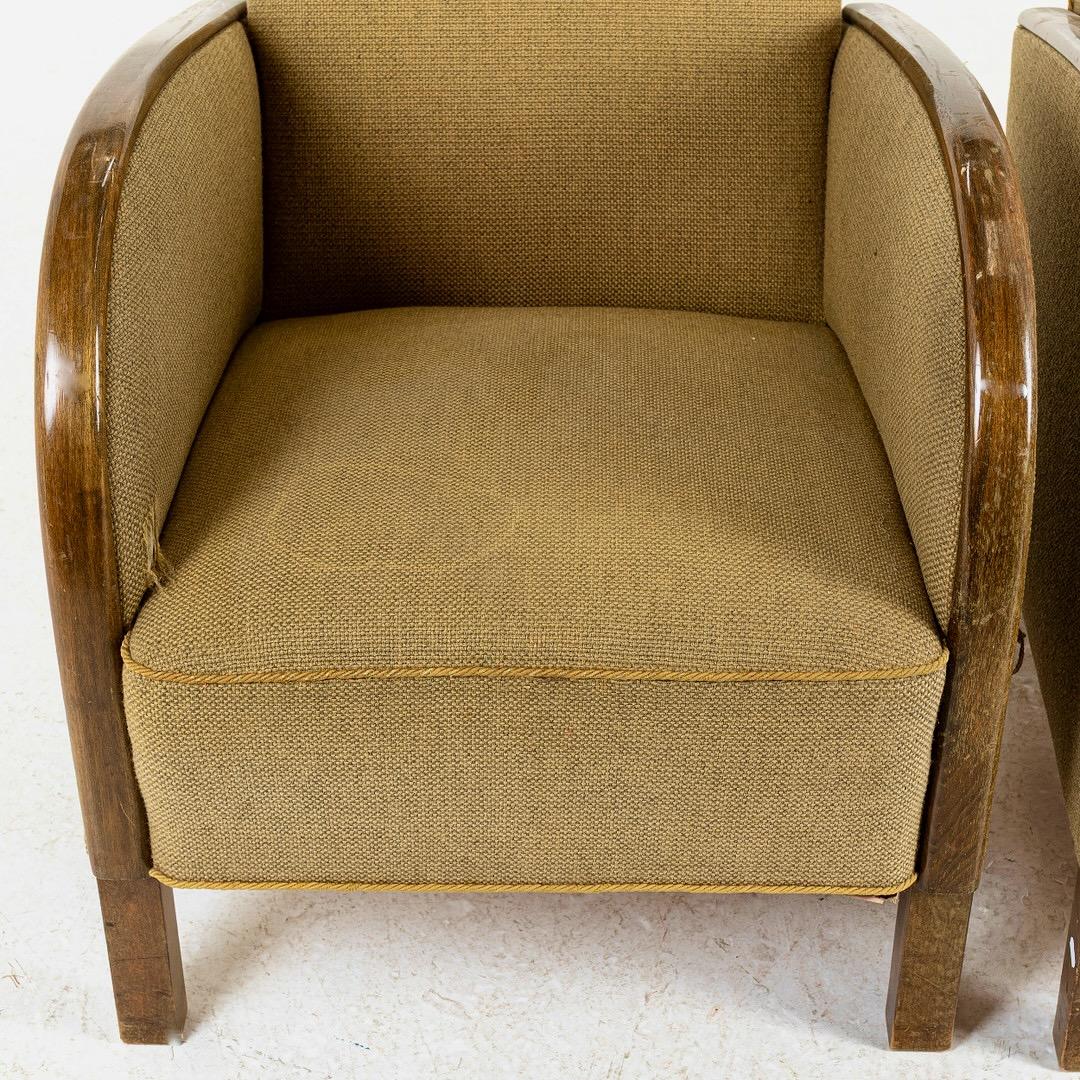 Sillones suecos del periodo Art Déco con brazos de madera curvada de abedul dorado en acabado pulido francés de color miel intenso. Son estructuralmente sólidos.

Los asientos extraprofundos y totalmente amortiguados de estos sillones proporcionan