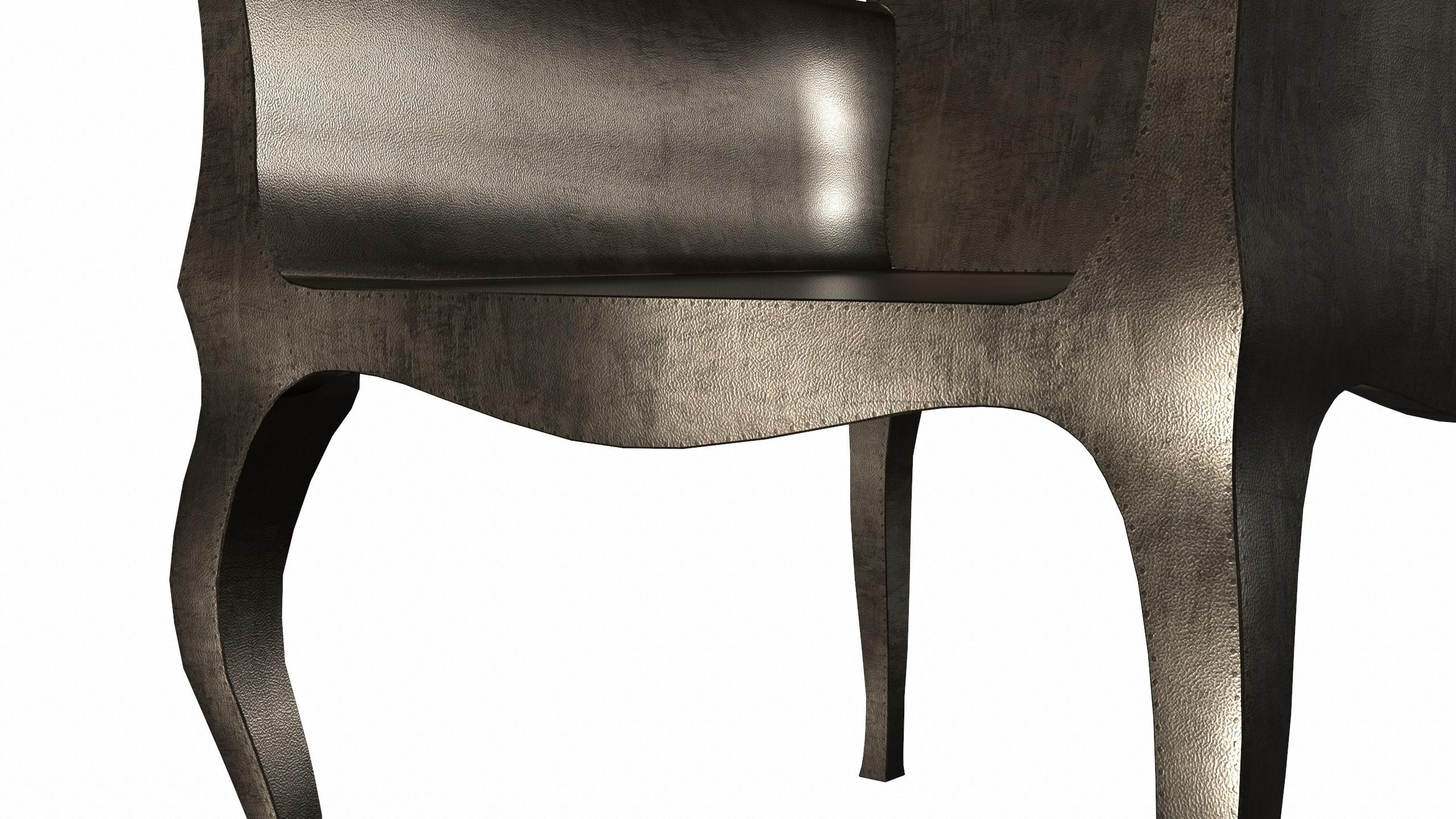 Art déco-Sessel, fein gehämmert in antiker weißer Bronze von Paul Mathieu (Indisch) im Angebot