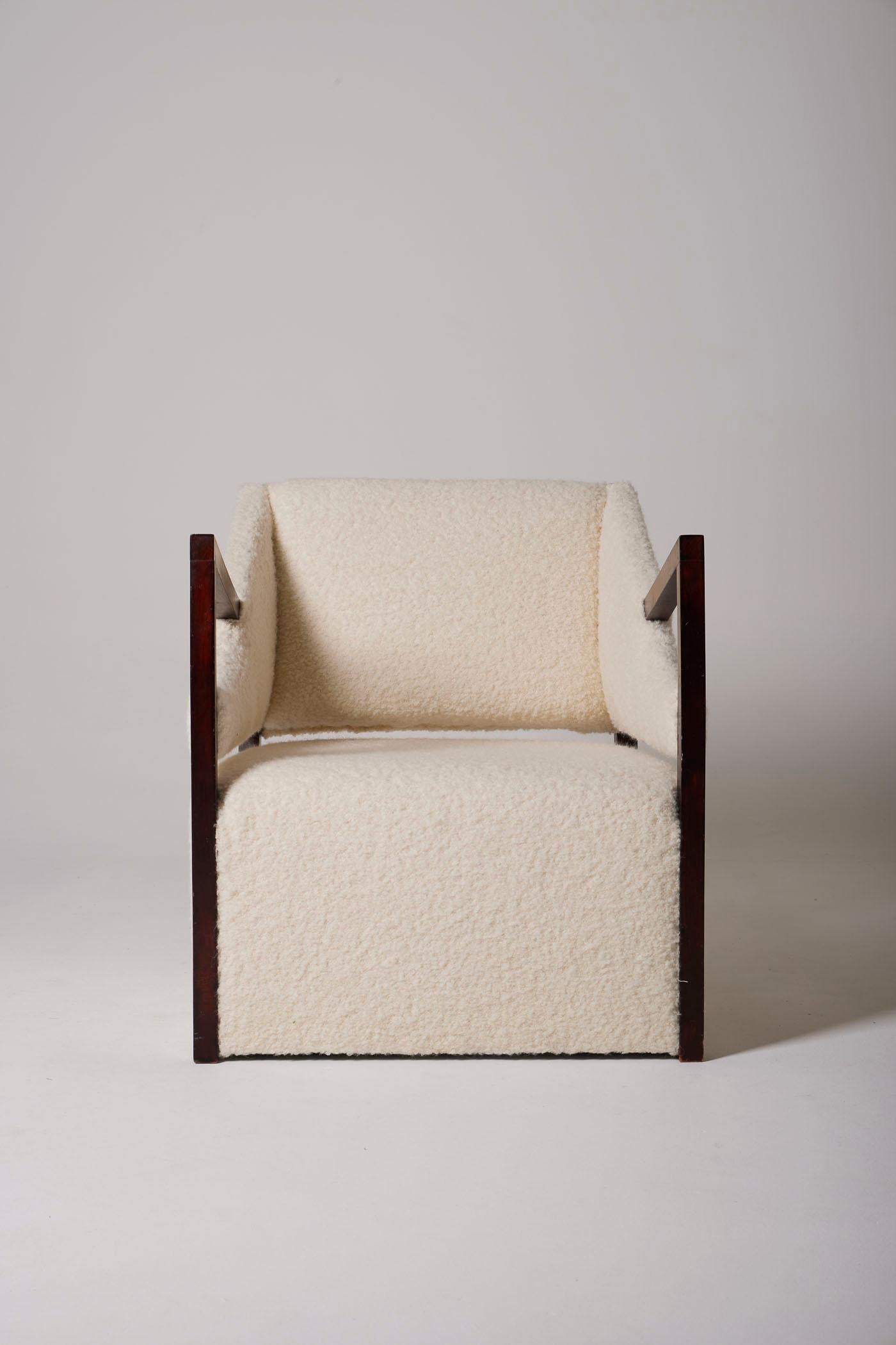 Un fauteuil retapissé en bouclé blanc avec des accoudoirs géométriques en bois, des années 1940. Deux fauteuils disponibles. En parfait état.
DV332