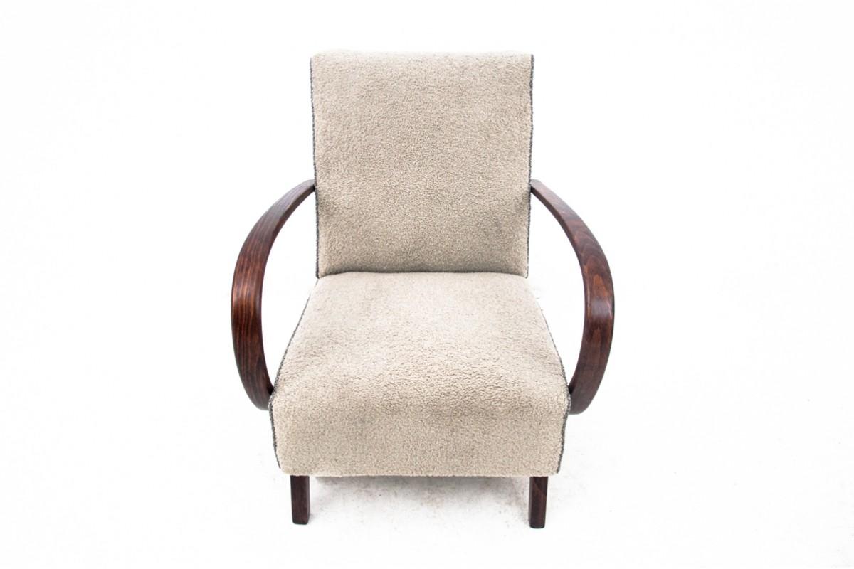 Ein Paar Art-Déco-Sessel von J. Halabala aus den 1930er Jahren.

Möbel in sehr gutem Zustand, nach professioneller Renovierung. Die Sitze wurden mit einem neuen Stoff bezogen, die Sitzfläche und die Rückenlehne wurden mit einem boucleartigen Stoff