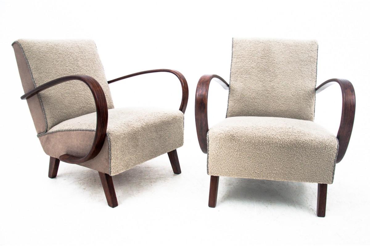Paire de fauteuils Art déco conçus par J. Halabala dans les années 1930.

Meubles en très bon état, après une rénovation professionnelle. Les sièges ont été recouverts d'un nouveau tissu, l'assise et le dossier ont été recouverts d'un tissu de type