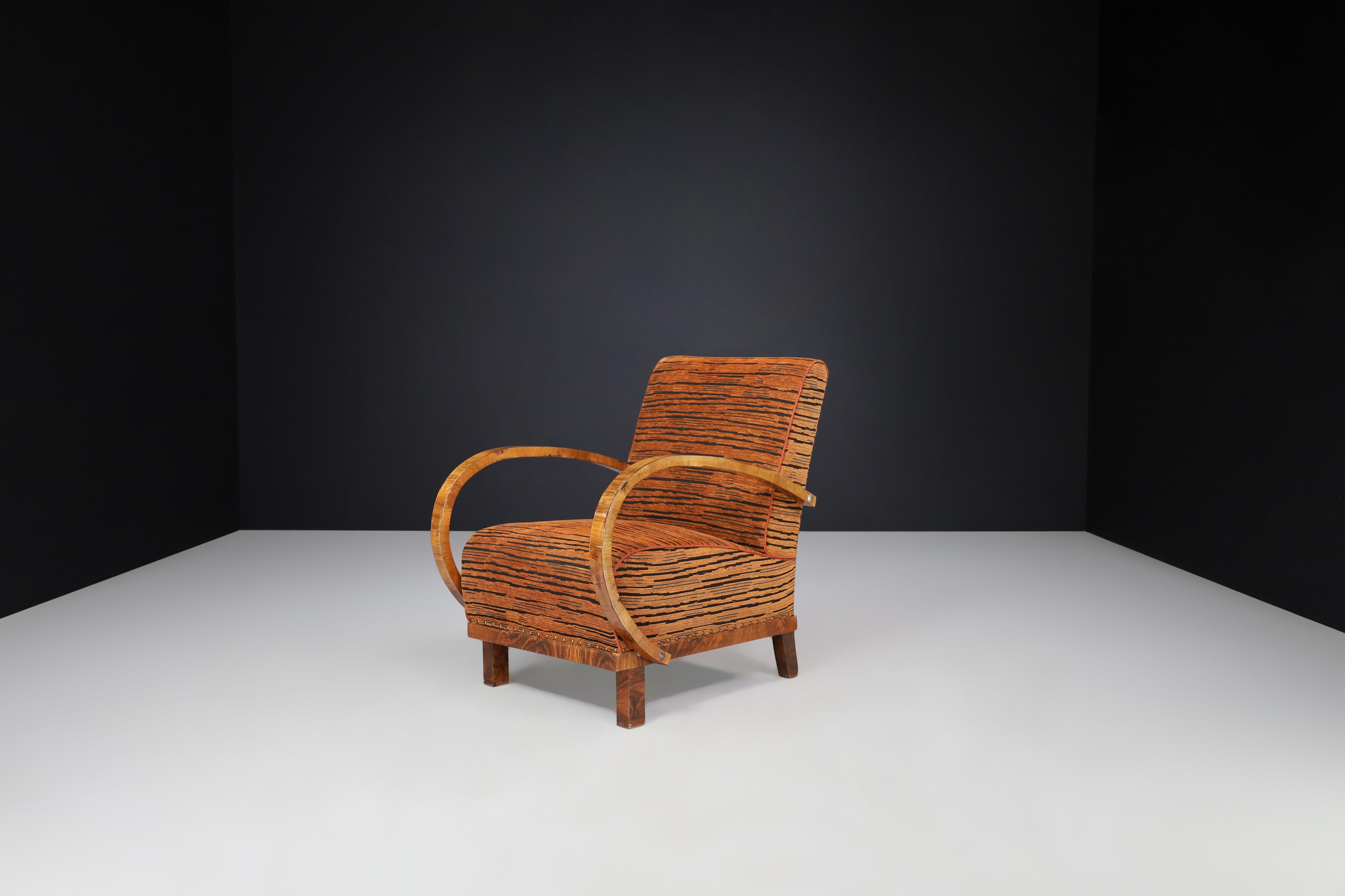 Art Deco Armchairs in Walnut in New Upholstery, Austria 1930s For Sale 1