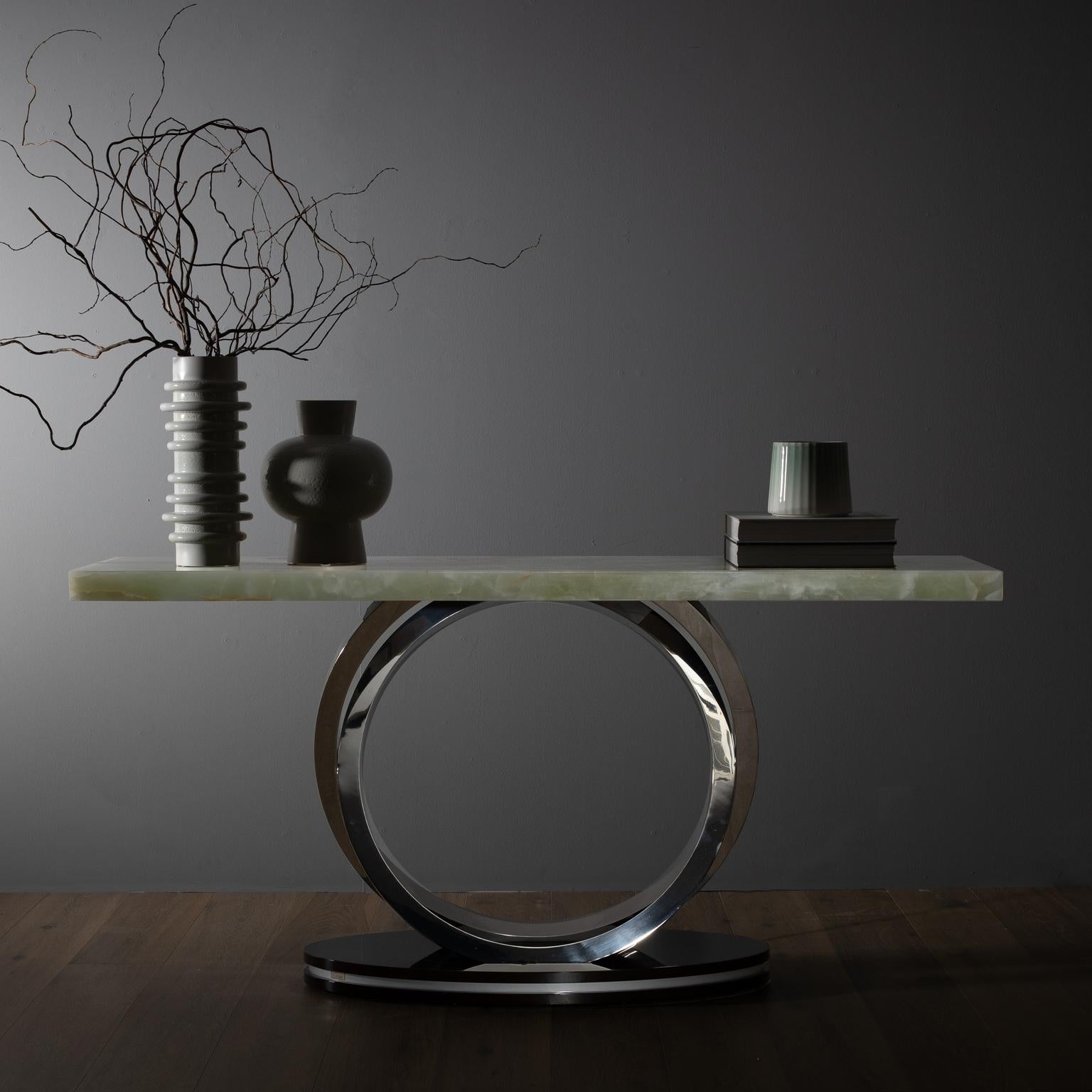 Table console Art déco Armilar, faite à la main au Portugal par Greenapple

La console en pierre Armilar est un hommage moderne à la sphère armillaire portugaise, un instrument de navigation qui guidait les explorateurs sur les mers inexplorées.