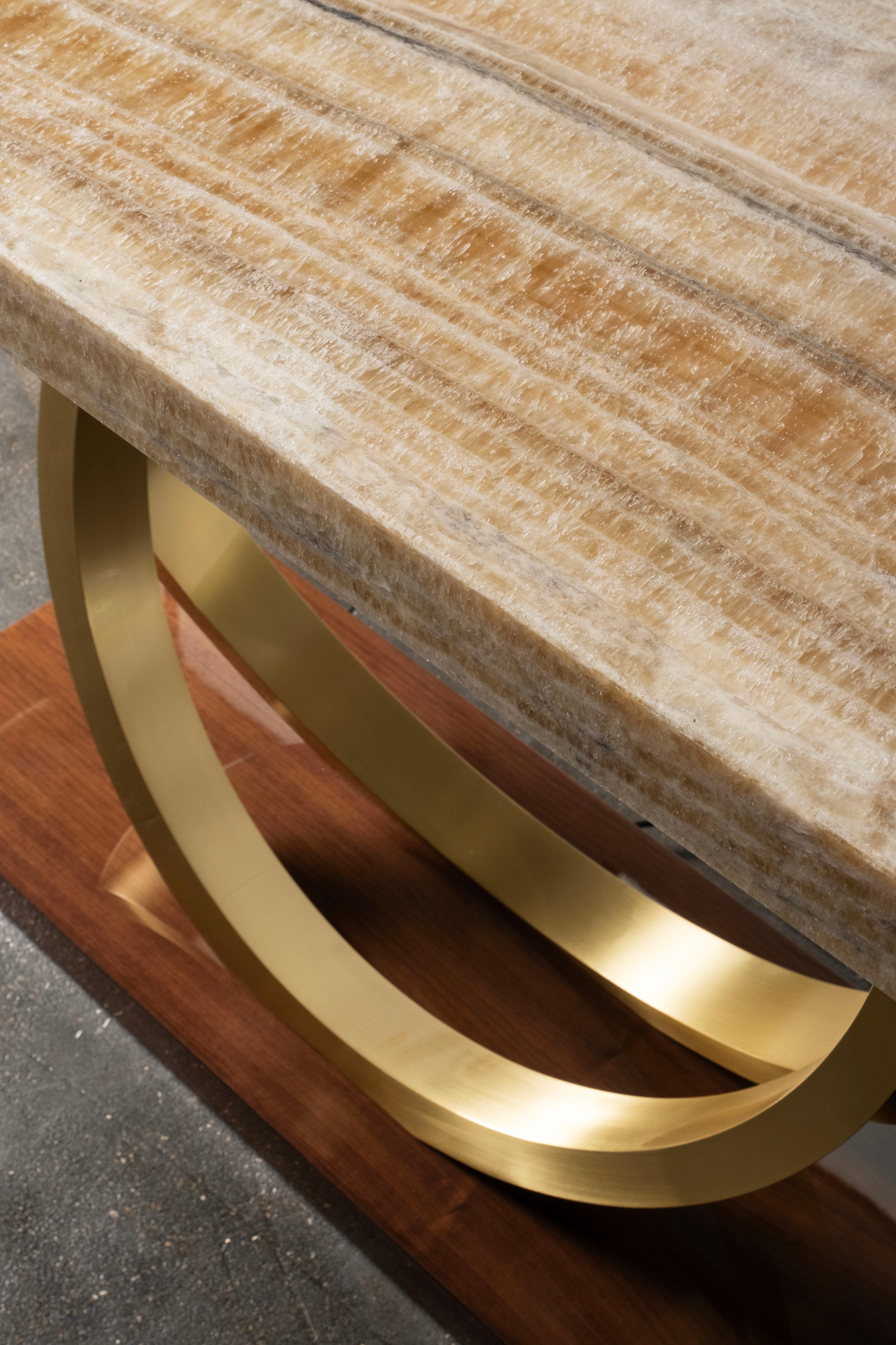Art déco Table console Armilar Art Déco, Miel Onyx, laiton brossé, fabriquée à la main par Greenapple en vente