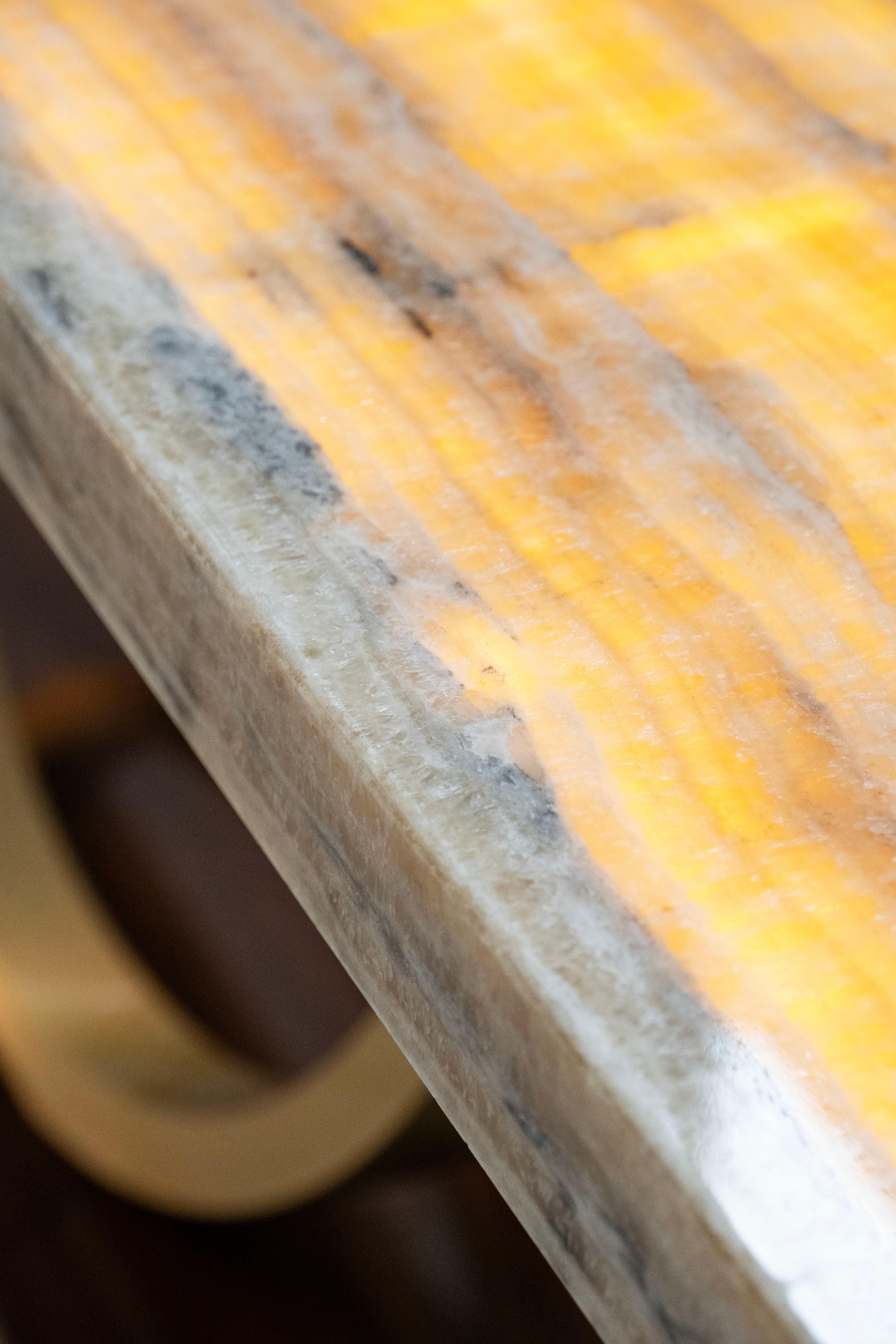 Table console Armilar Art Déco, Miel Onyx, laiton brossé, fabriquée à la main par Greenapple Neuf - En vente à Lisboa, PT