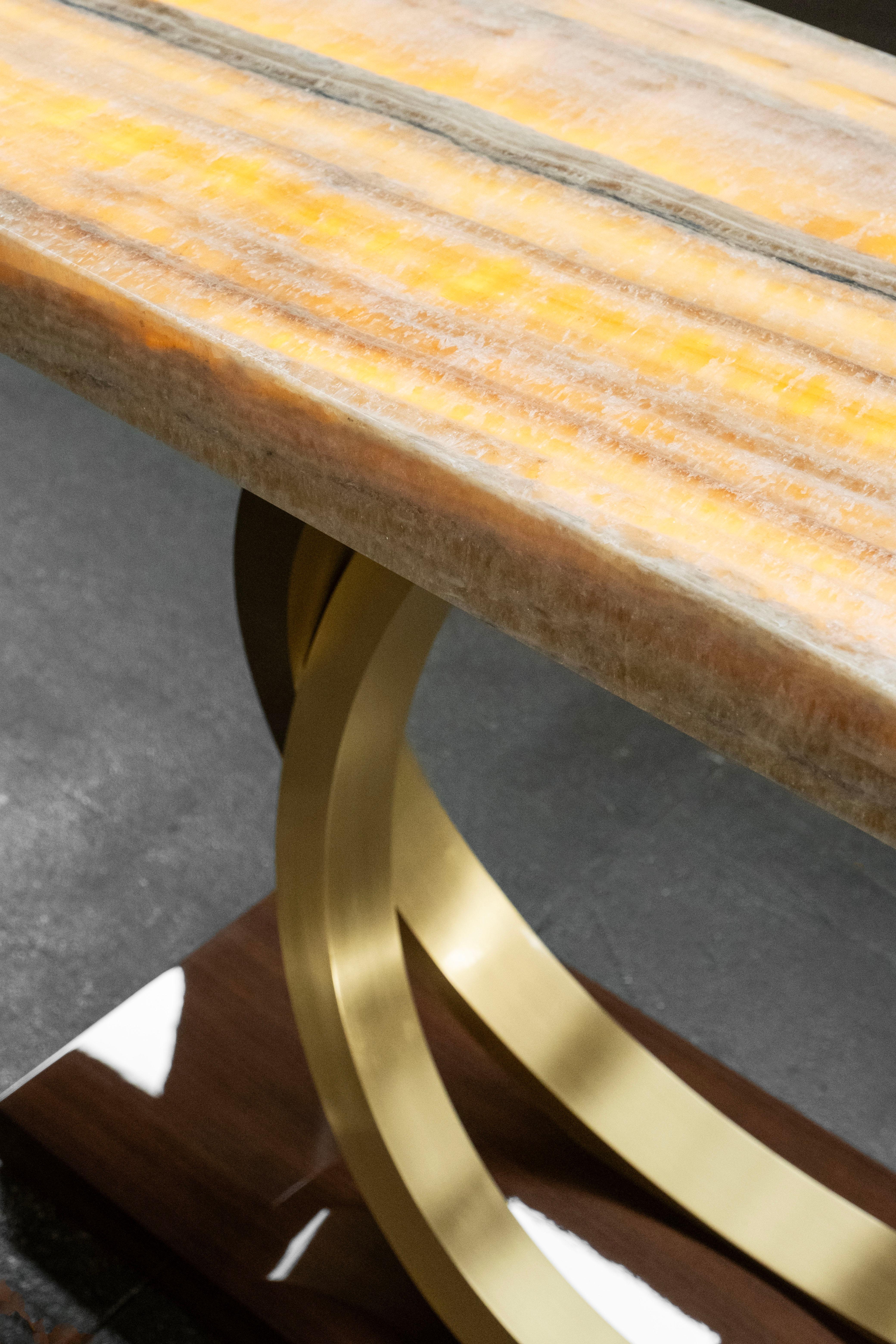 XXIe siècle et contemporain Table console Armilar Art Déco, Miel Onyx, laiton brossé, fabriquée à la main par Greenapple en vente