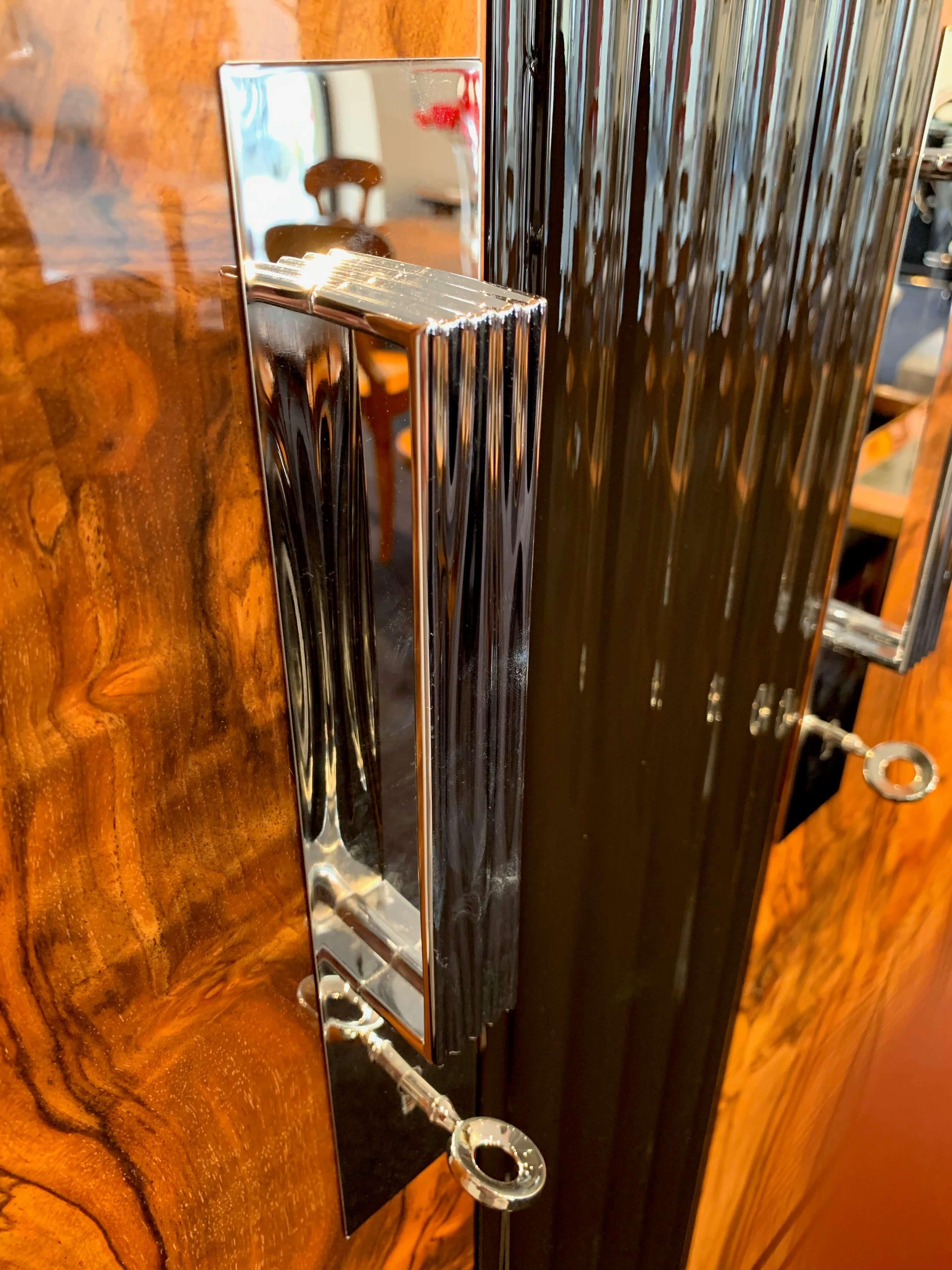 Art Deco Armoire, Walnut and Dark Brown Lacquer, London circa 1930 2