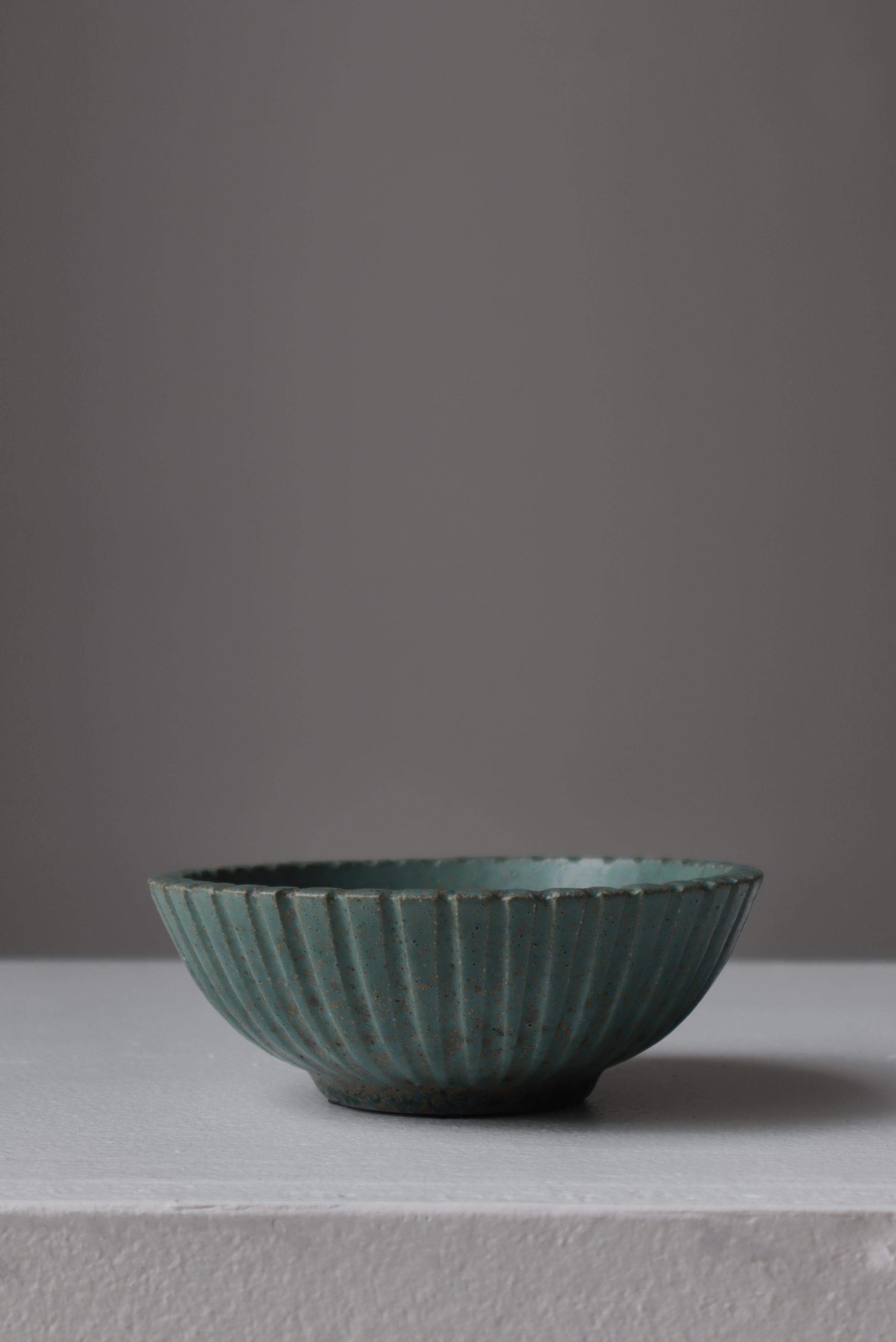 Bol cannelé en grès avec une belle glaçure turquoise mouchetée, réalisé par l'artiste danois Arne Bang dans son propre studio à Copenhague dans les années 1930. Signé avec le monogramme 