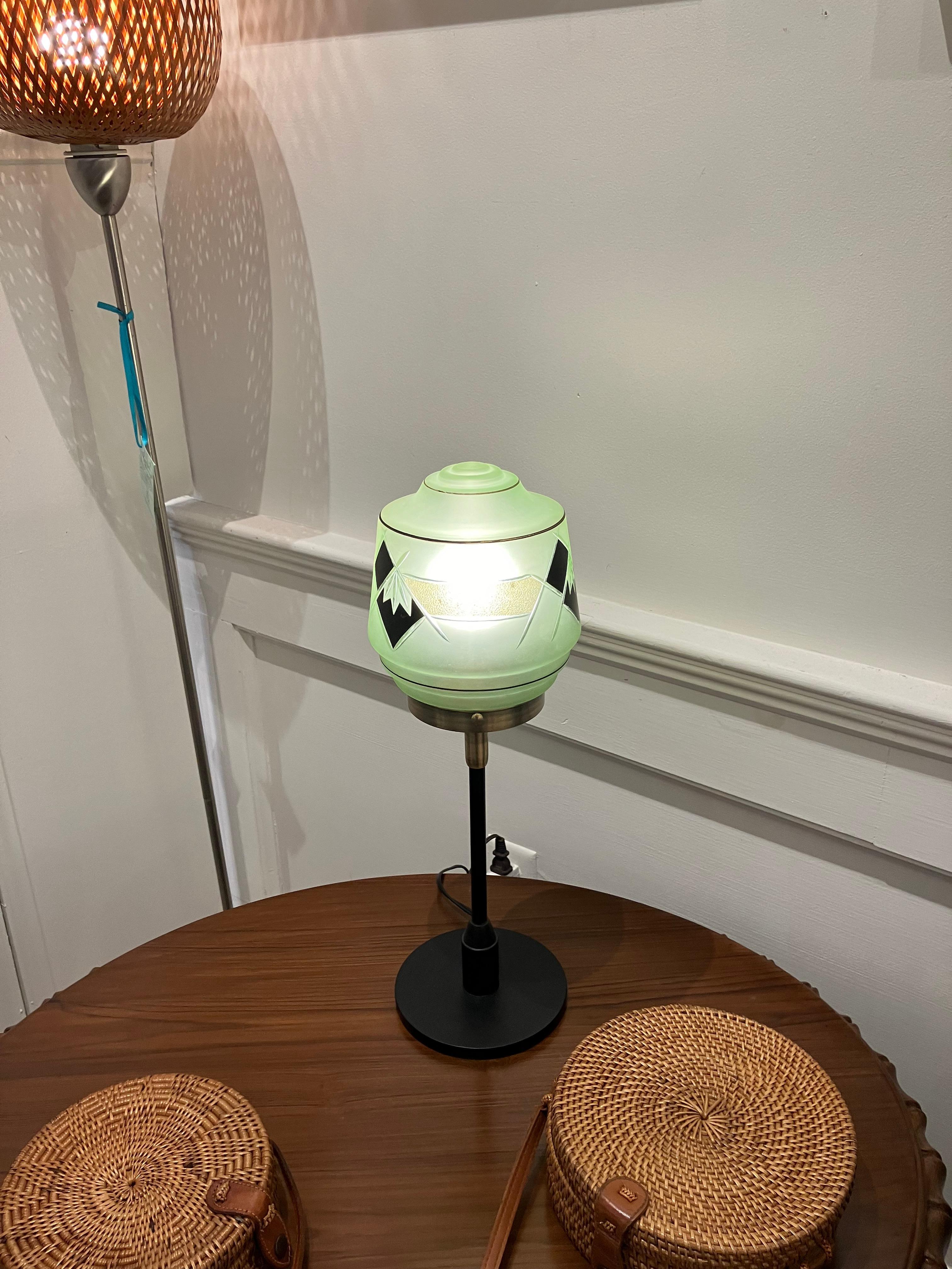 Lampes de table Art Déco à abat-jour en verre sur Stem en laiton Bon état - En vente à Nantucket, MA