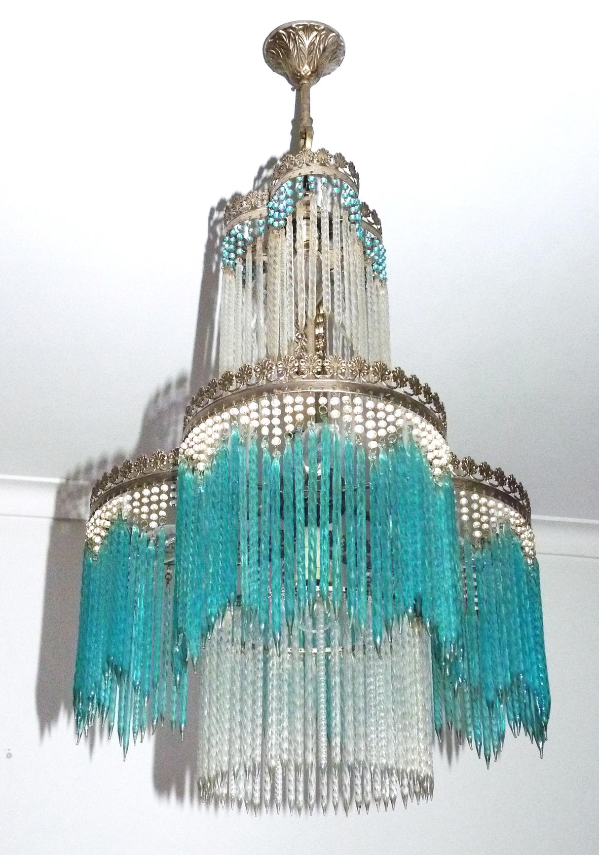 Fabulous French midcentury Art Deco/Art Nouveau chandelier in clear and blue beaded glass.
Measures: Diameter 45 cm
Height 85 cm.
Seven-light bulbs (6-E14 + 1 E27) / Good working condition/European wiring.
Your item will be carefully packed.